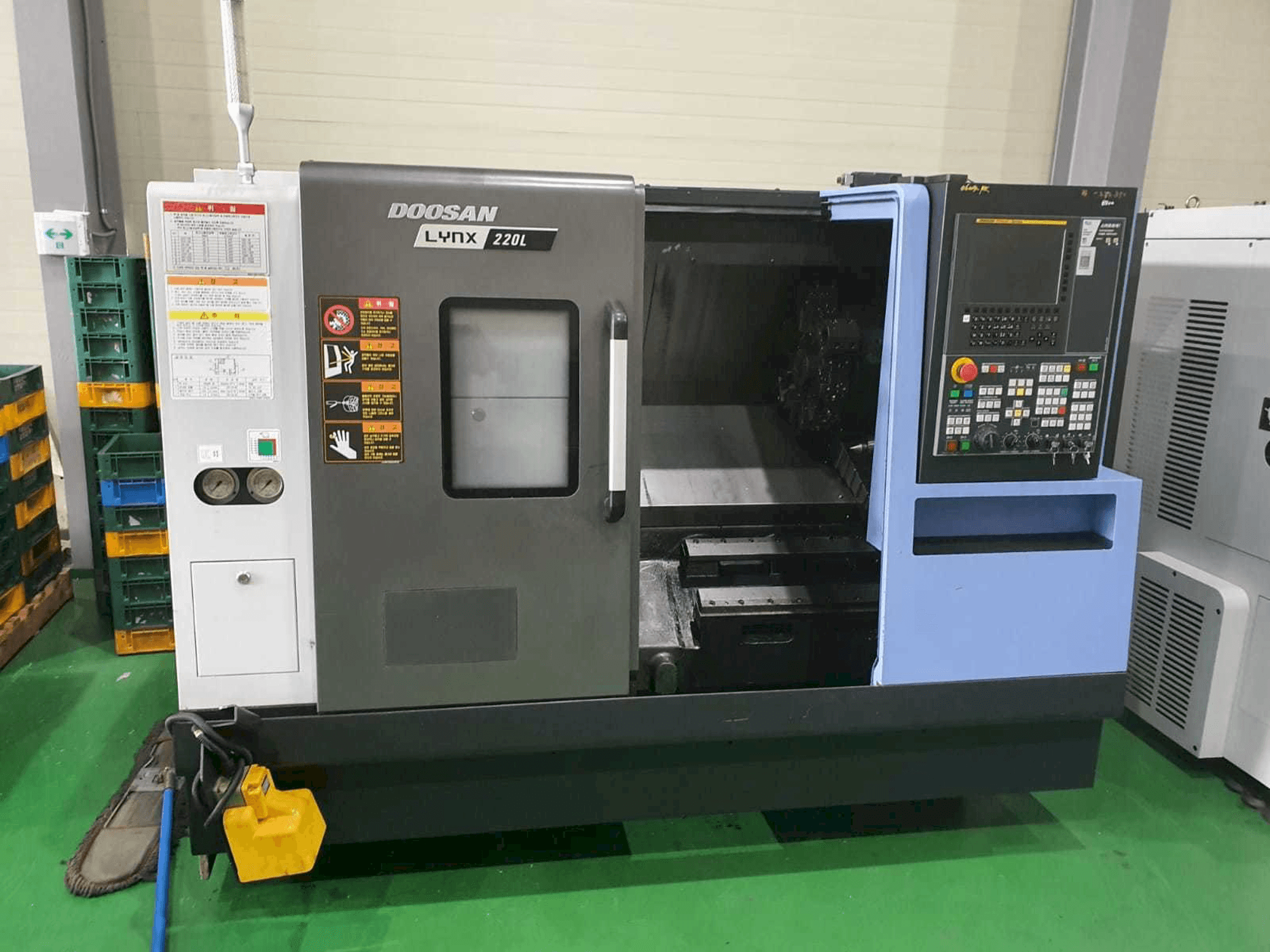 Frontansicht der Doosan LYNX 220 LC Maschine