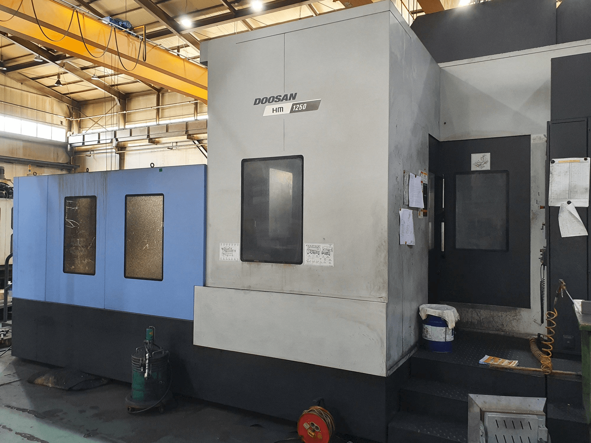 Frontansicht der Doosan HM 1250 Maschine