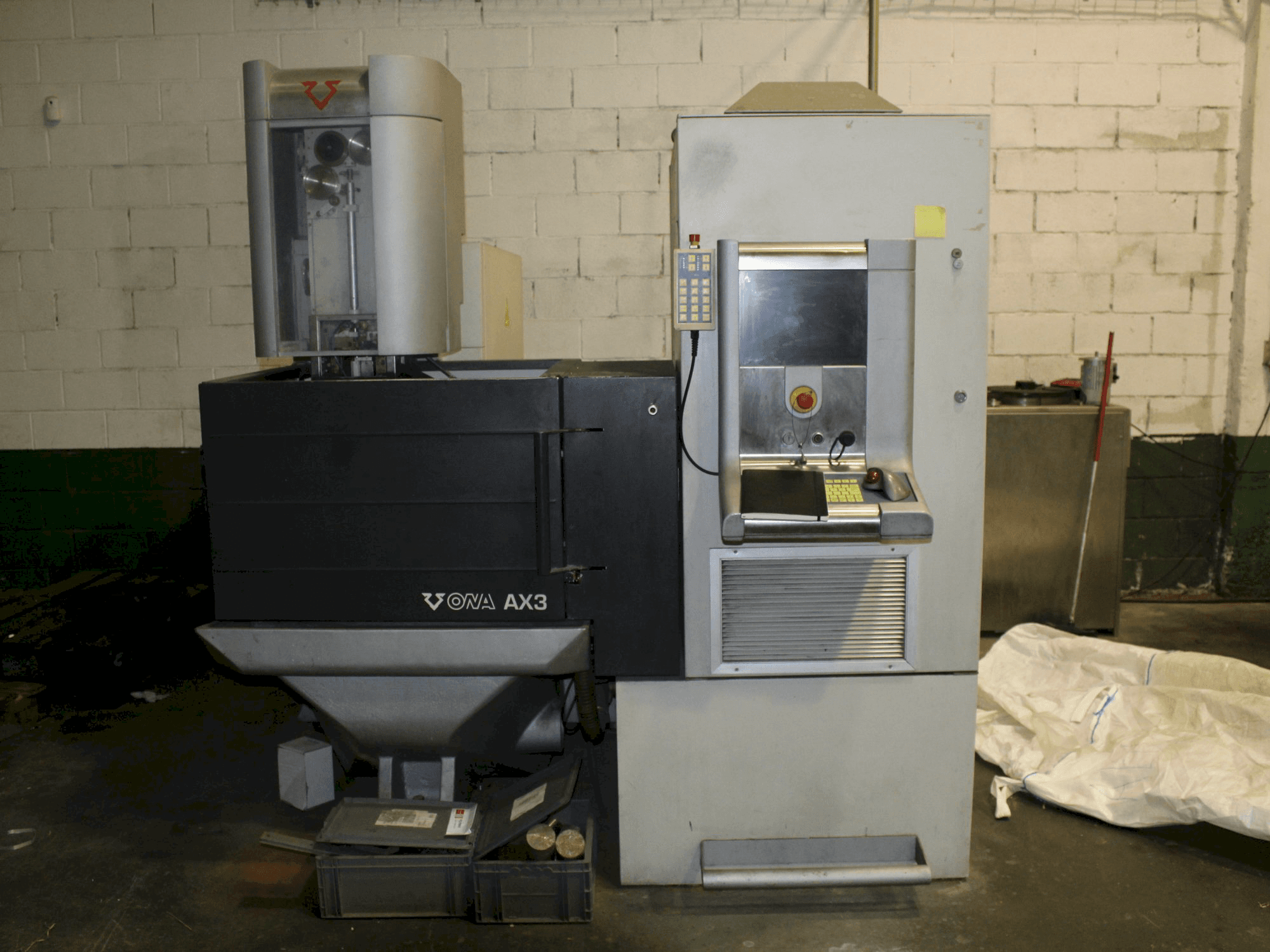 Frontansicht der ONA AX3 Maschine