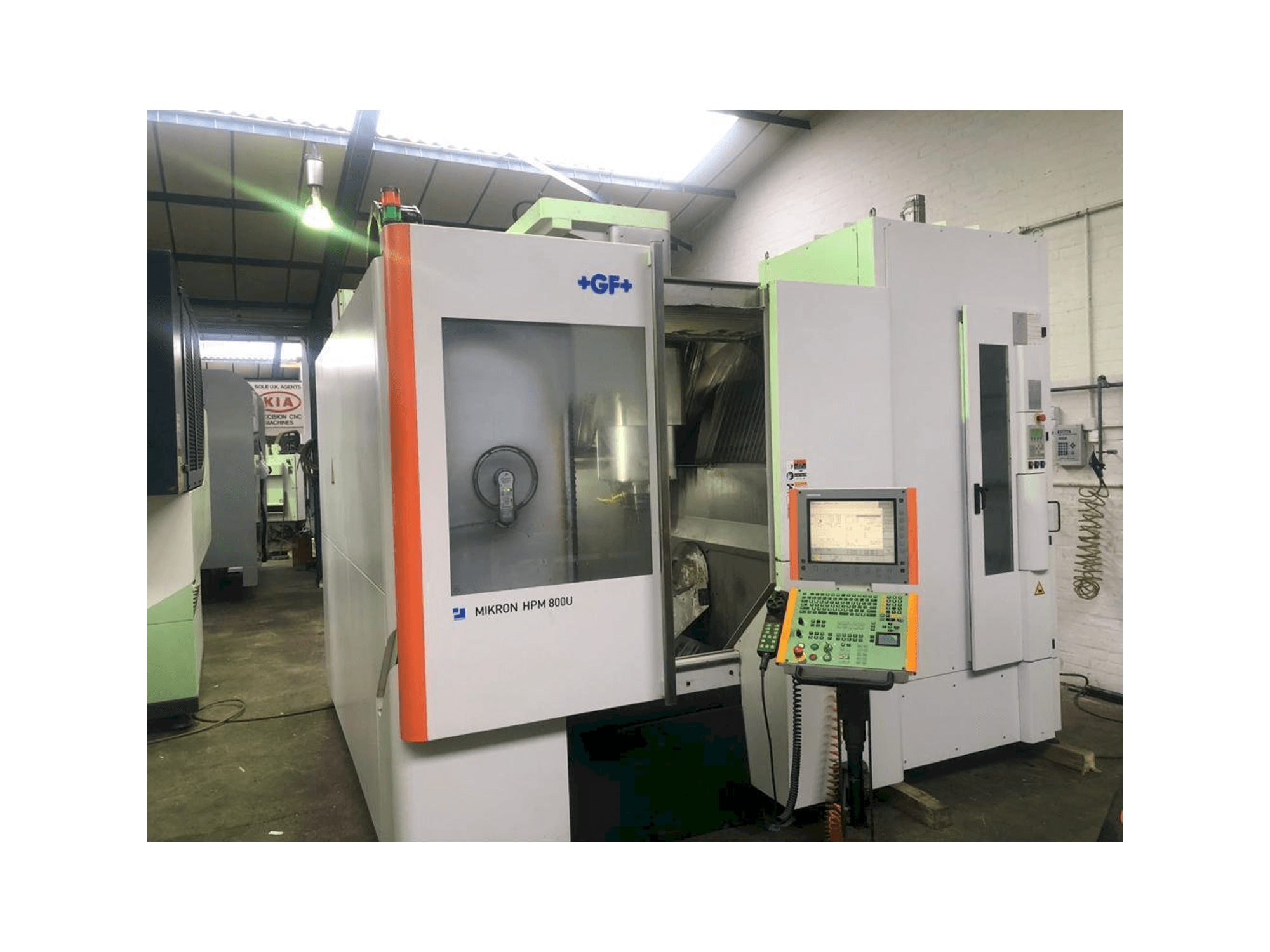 Frontansicht der MIKRON HPM 800U Maschine