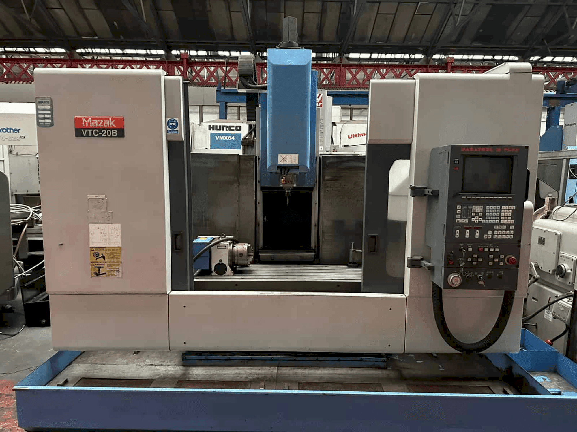 Frontansicht der Mazak VTC - 20B Maschine