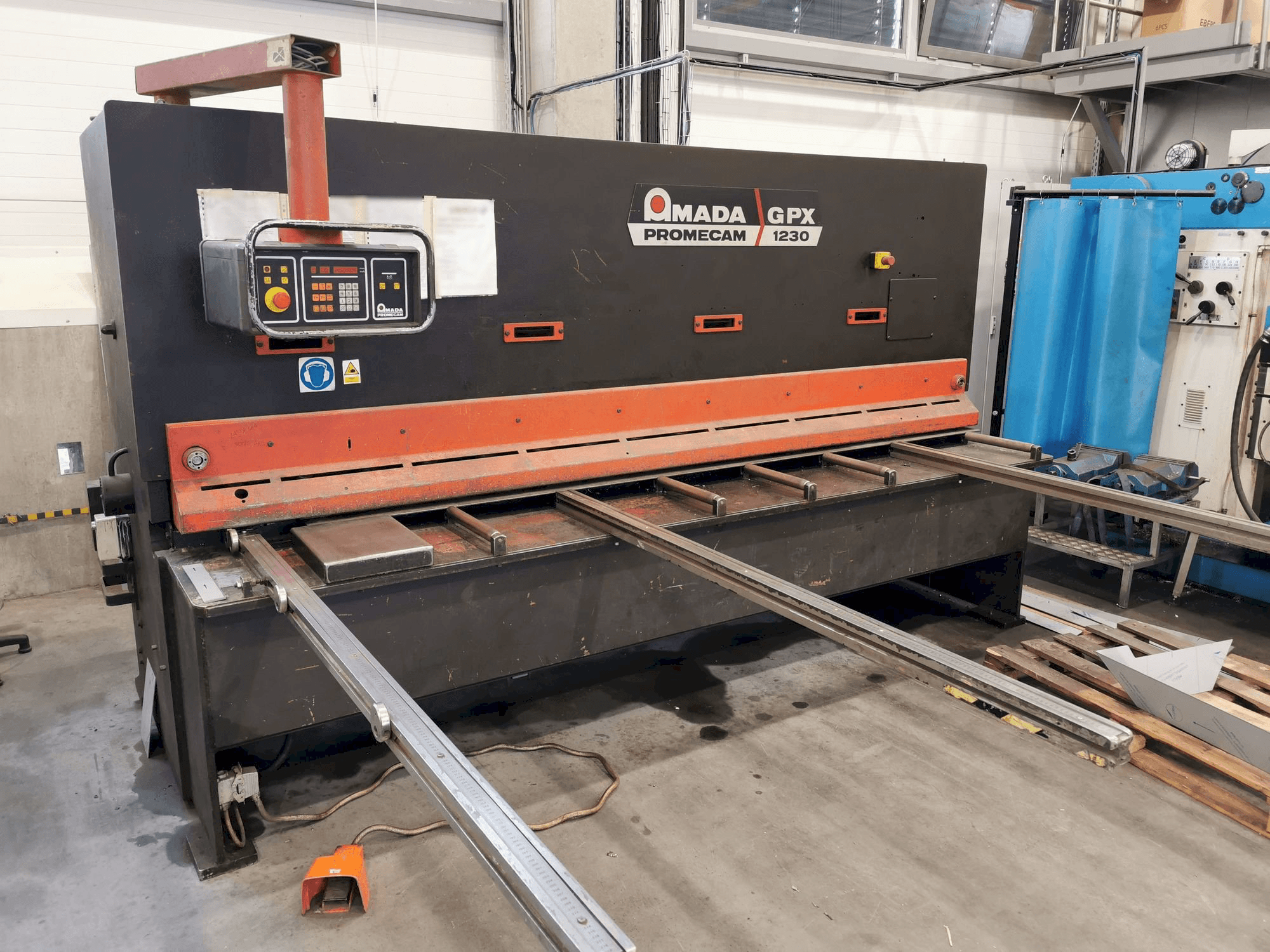 Frontansicht der AMADA GPX 1230 Maschine