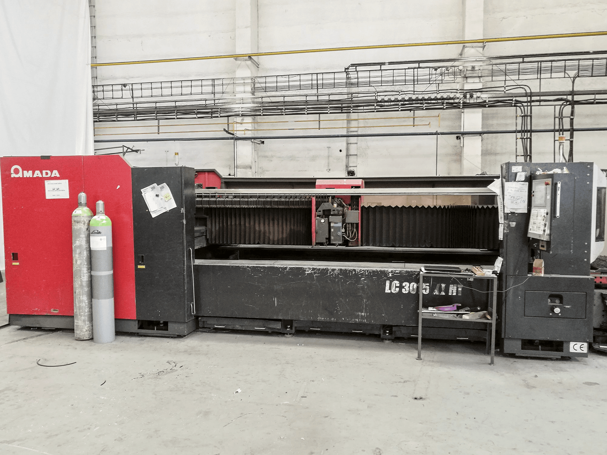 Frontansicht der AMADA LC 3015 X1 NT Maschine