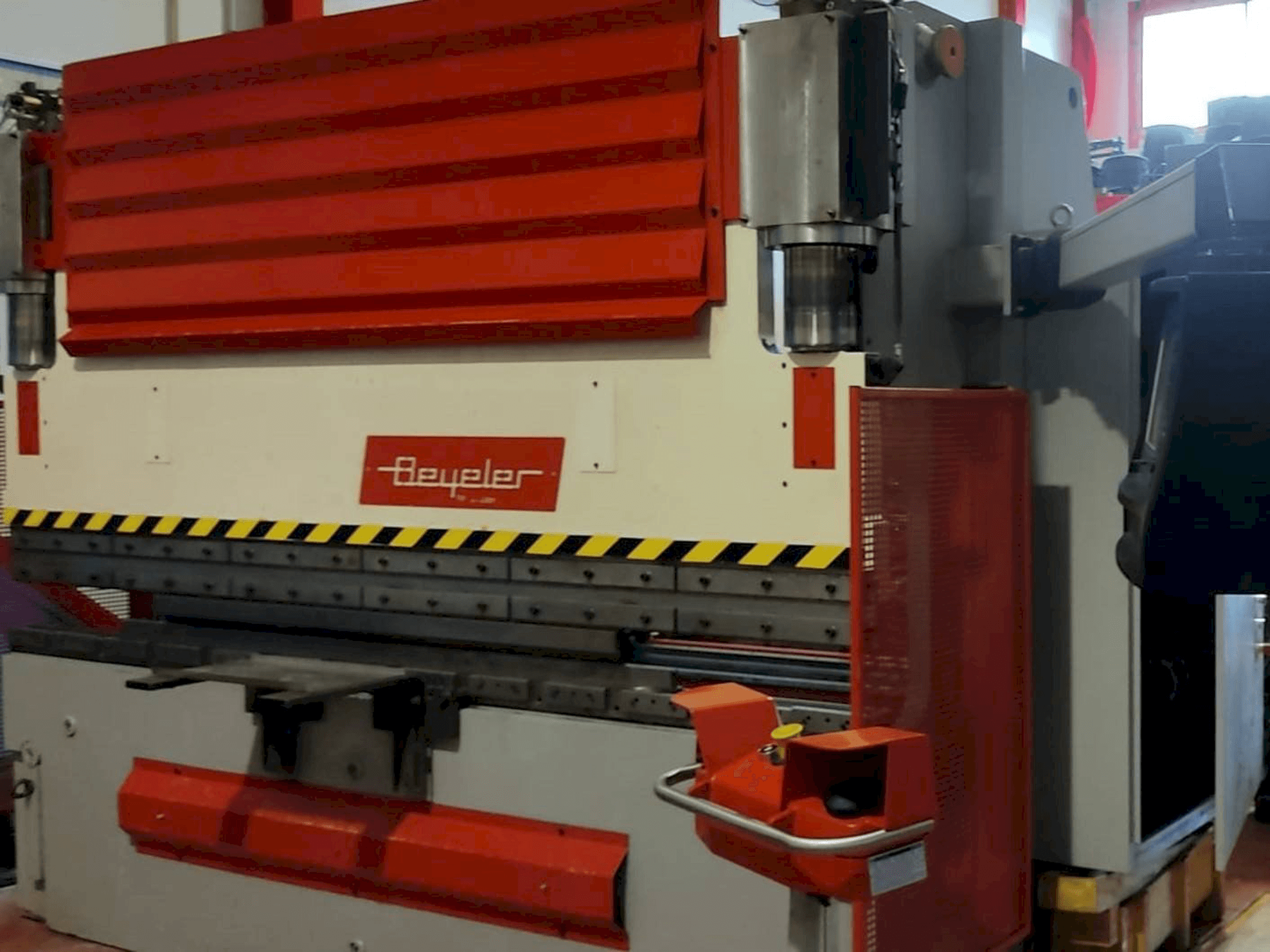 Frontansicht der BEYELER PR6 1500 x 3100 Maschine