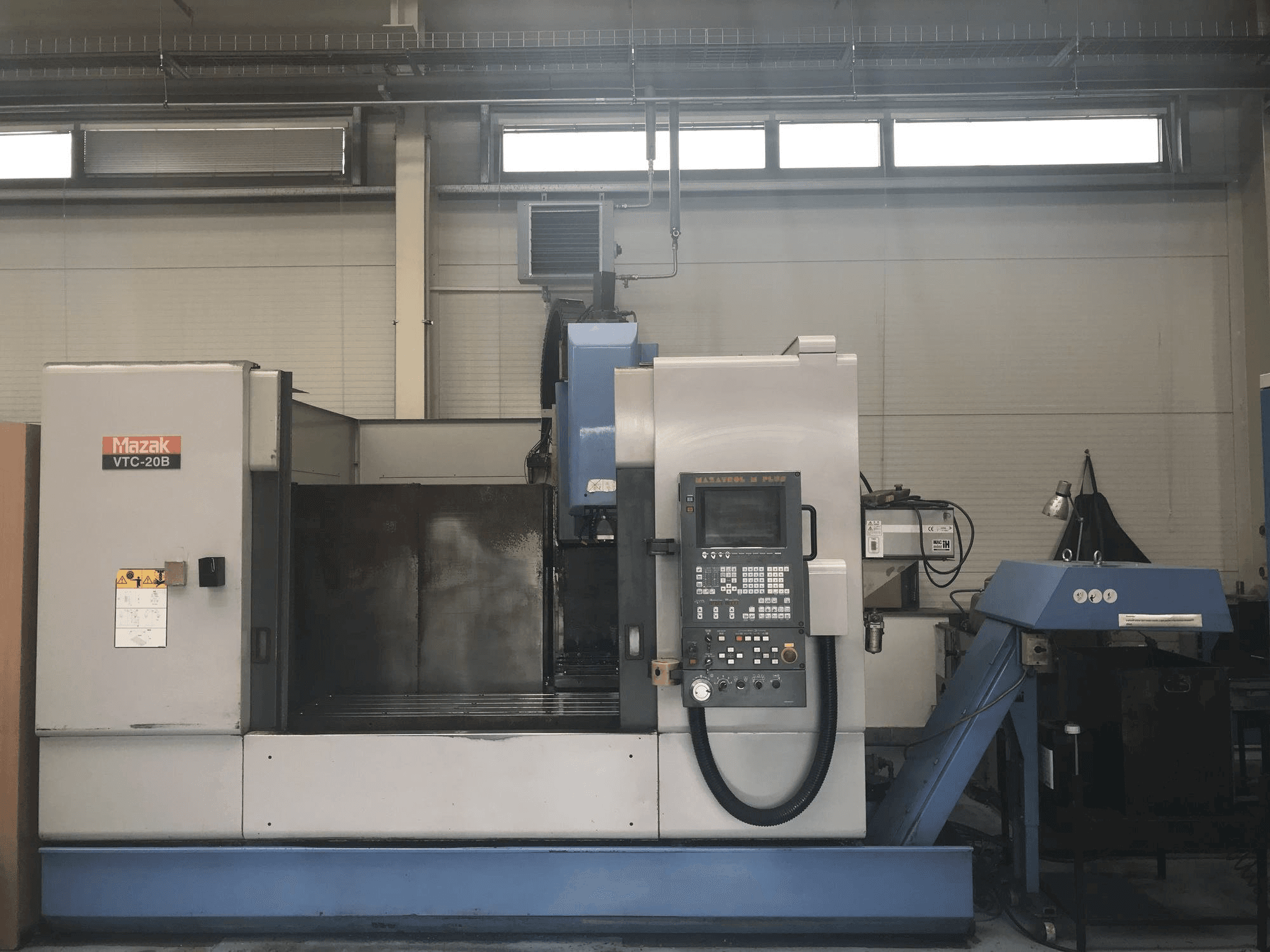 Frontansicht der Mazak VTC-20B Maschine