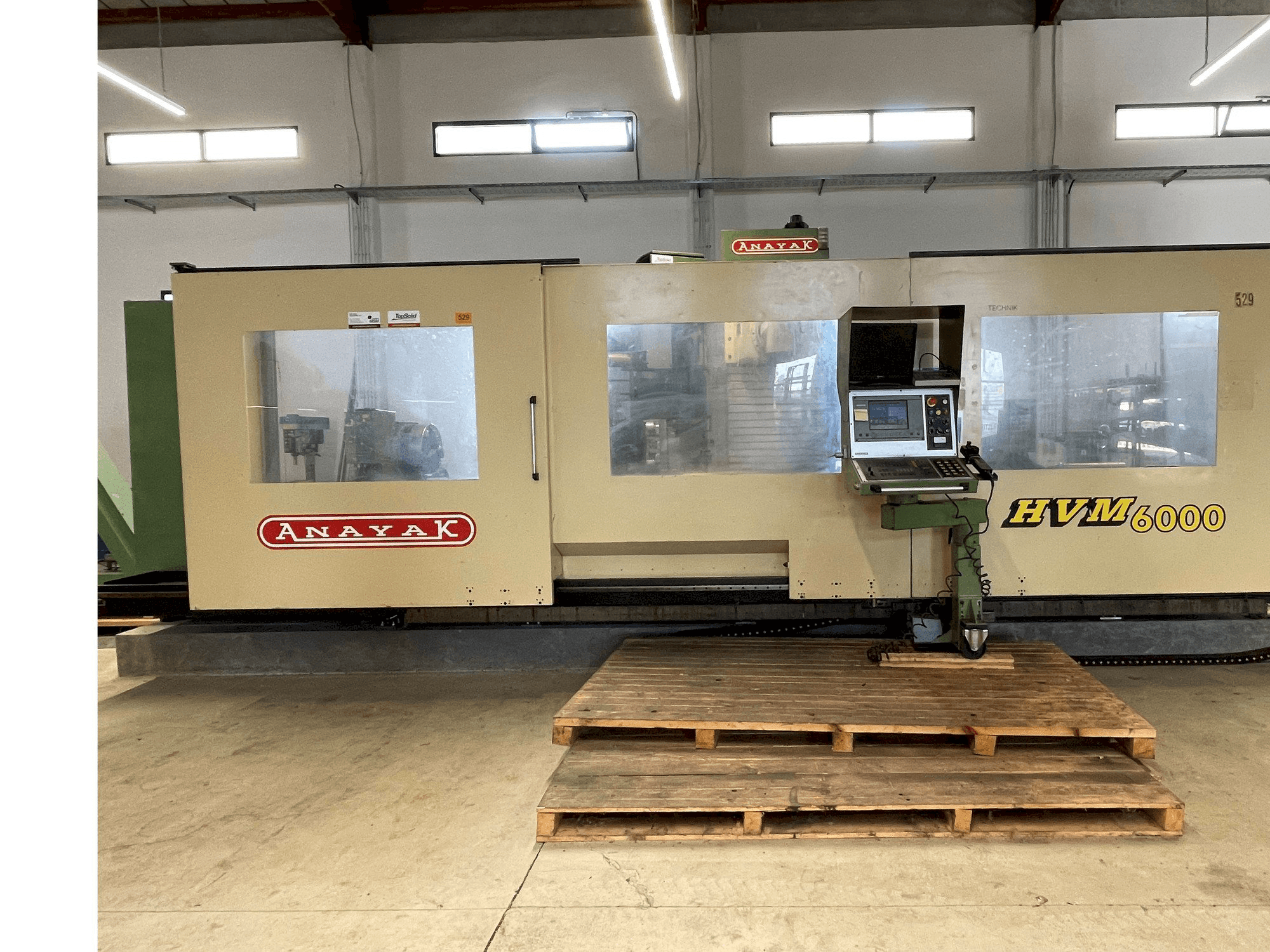 Frontansicht der ANAYAK HVM-6000 Maschine