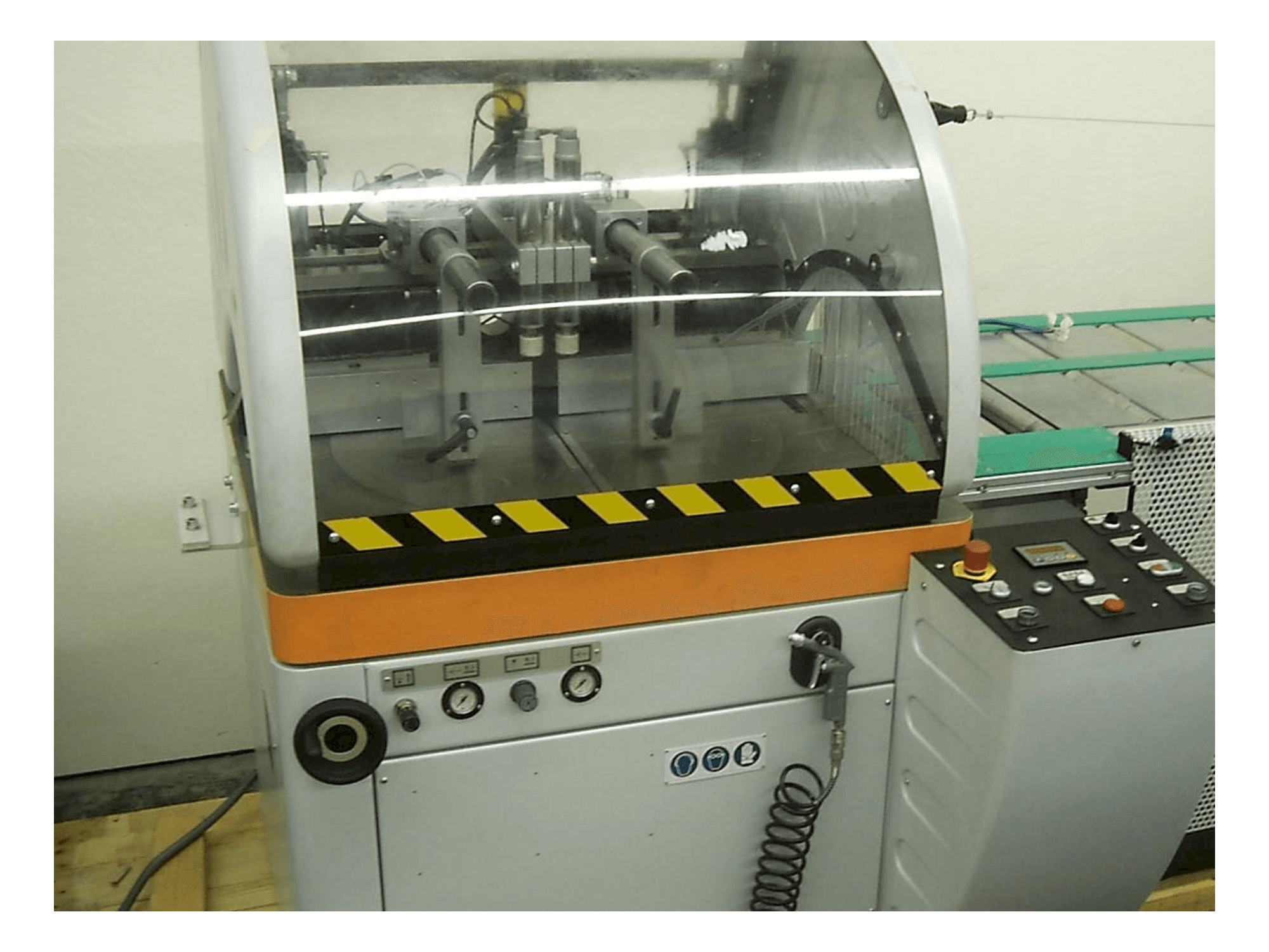 Frontansicht der KASTO alu U 20 Maschine