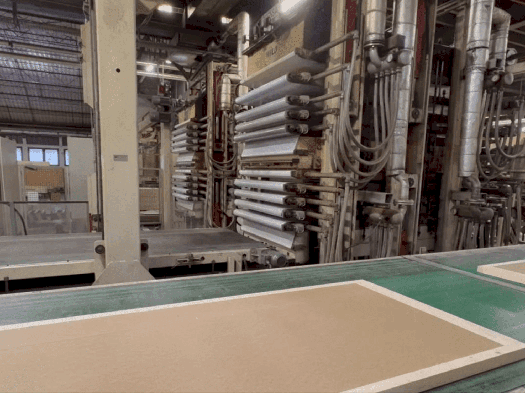 Frontansicht der WILD Door leaf press line Maschine