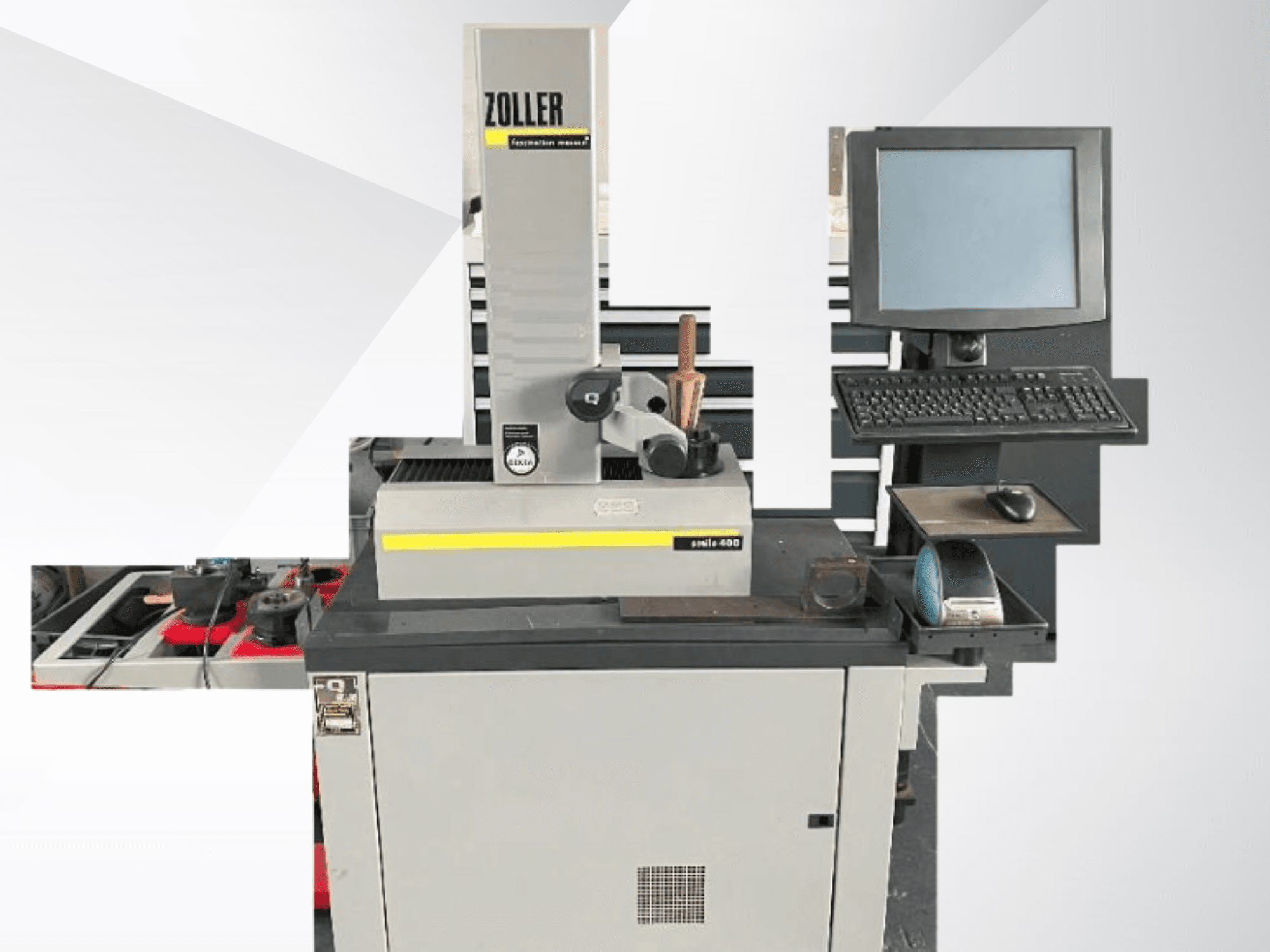 ZOLLER Messmaschine mit Computermonitor, Tastatur und Werkzeugen; Frontansicht mit grauer Farbe und modernem Design.