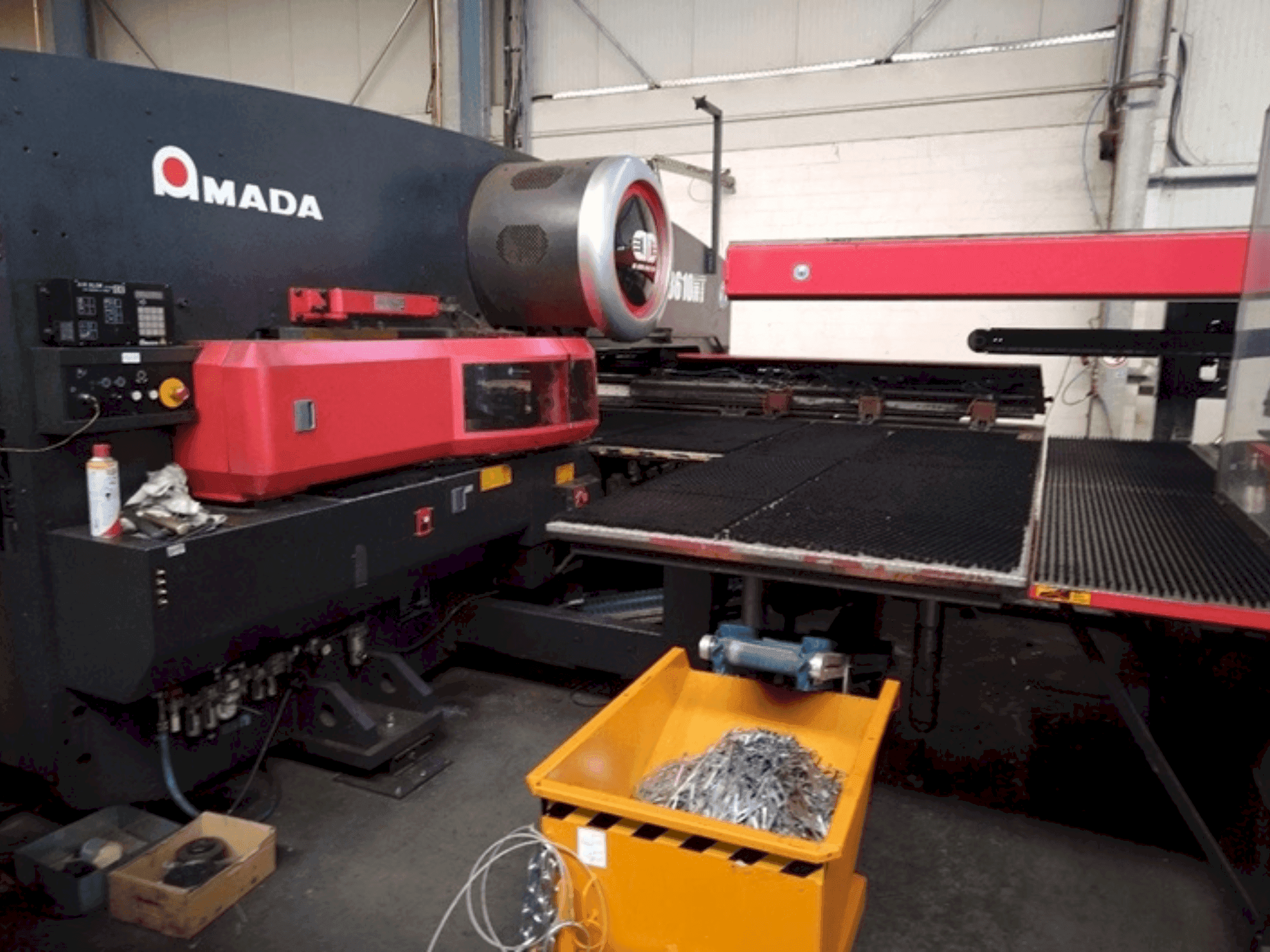 Frontansicht der AMADA EMZ 3510 NT Maschine