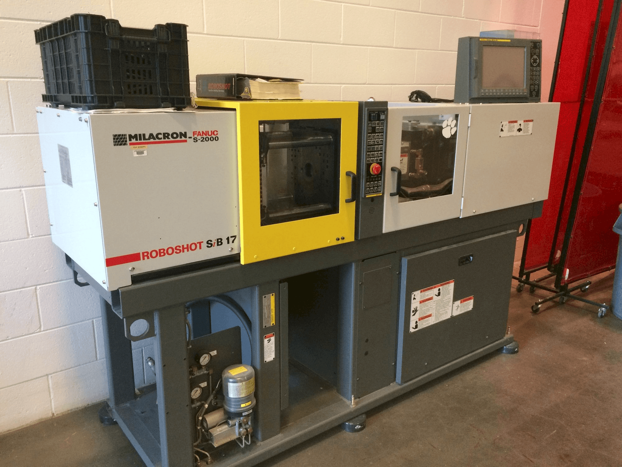 Frontansicht der Milacron Roboshot S-2000i15A Maschine