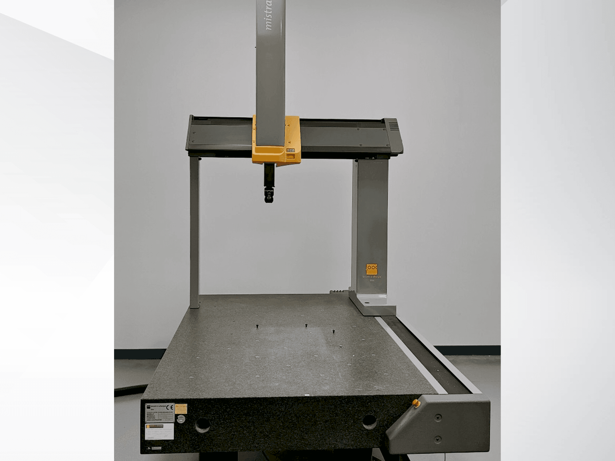 Frontansicht der BROWN & SHARPE Mistral Maschine