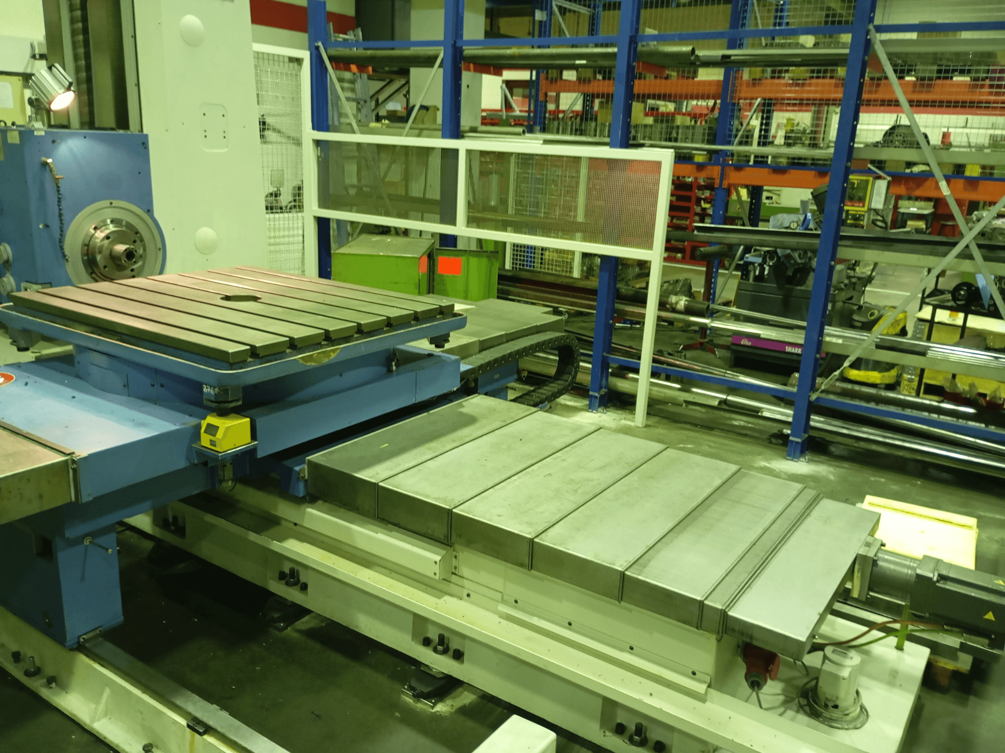 Union Karl Marx Stadt BFT90/5 MSC Bohrmaschine, Vorderansicht; mit großem flachen Tisch, motorisiertem Unterbau und Metallstruktur.