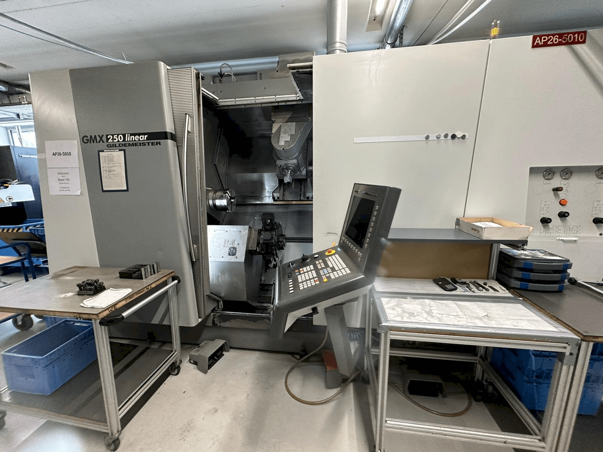 Frontansicht der DMG GMX 250 linear Maschine