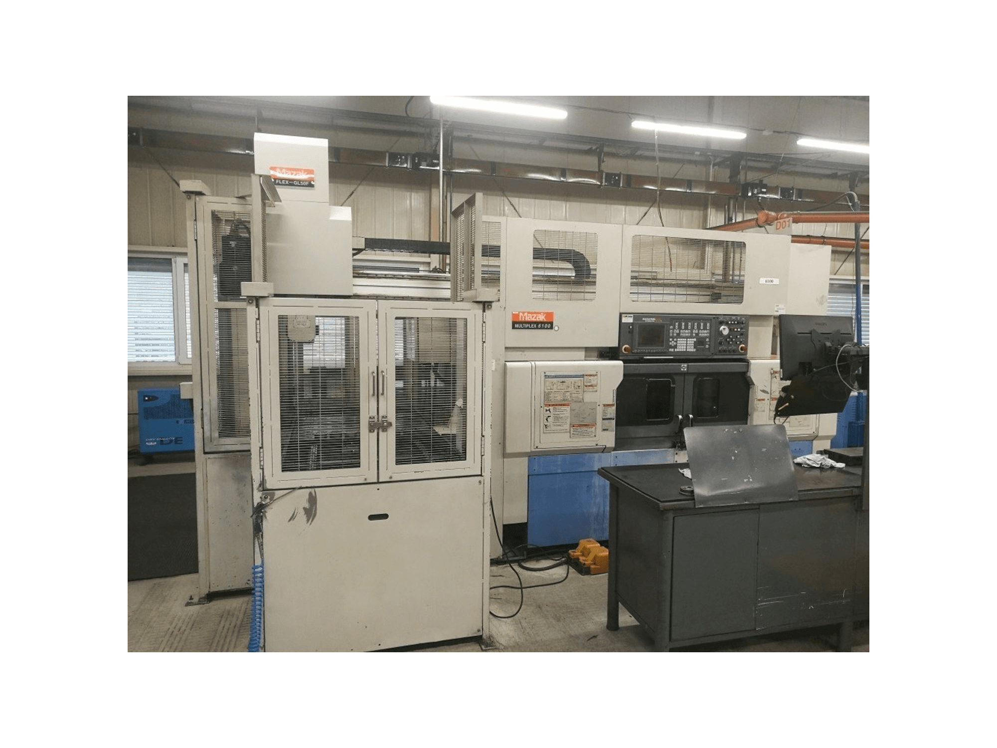 Frontansicht der Mazak Multiplex 6100 + robot FLEX-GL50F Maschine