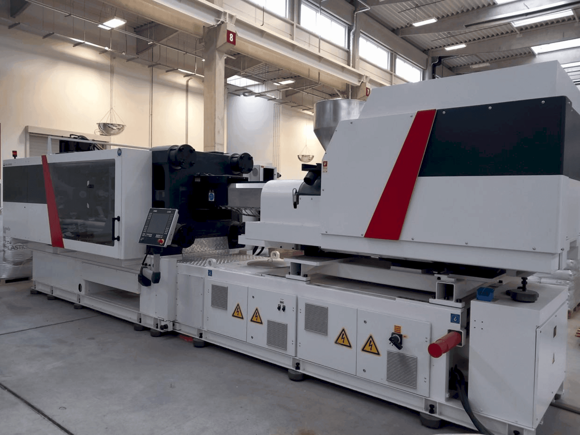 Frontansicht der Milacron Elektron Evo 450 Maschine