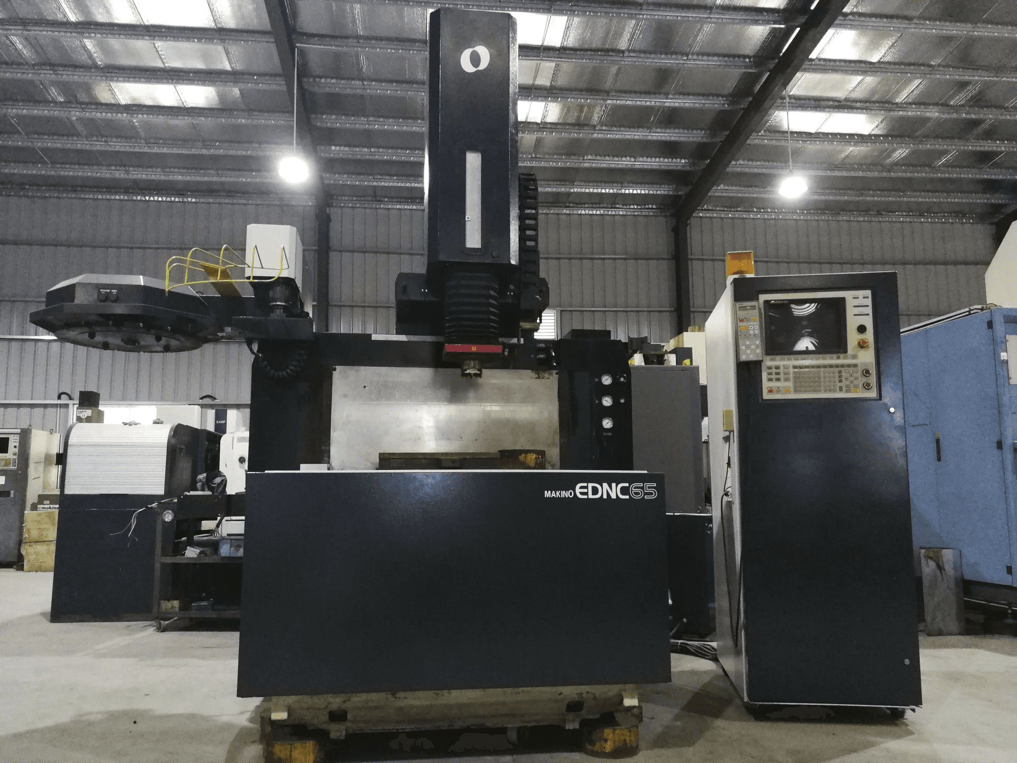 Frontansicht der Makino EDNC65 Maschine