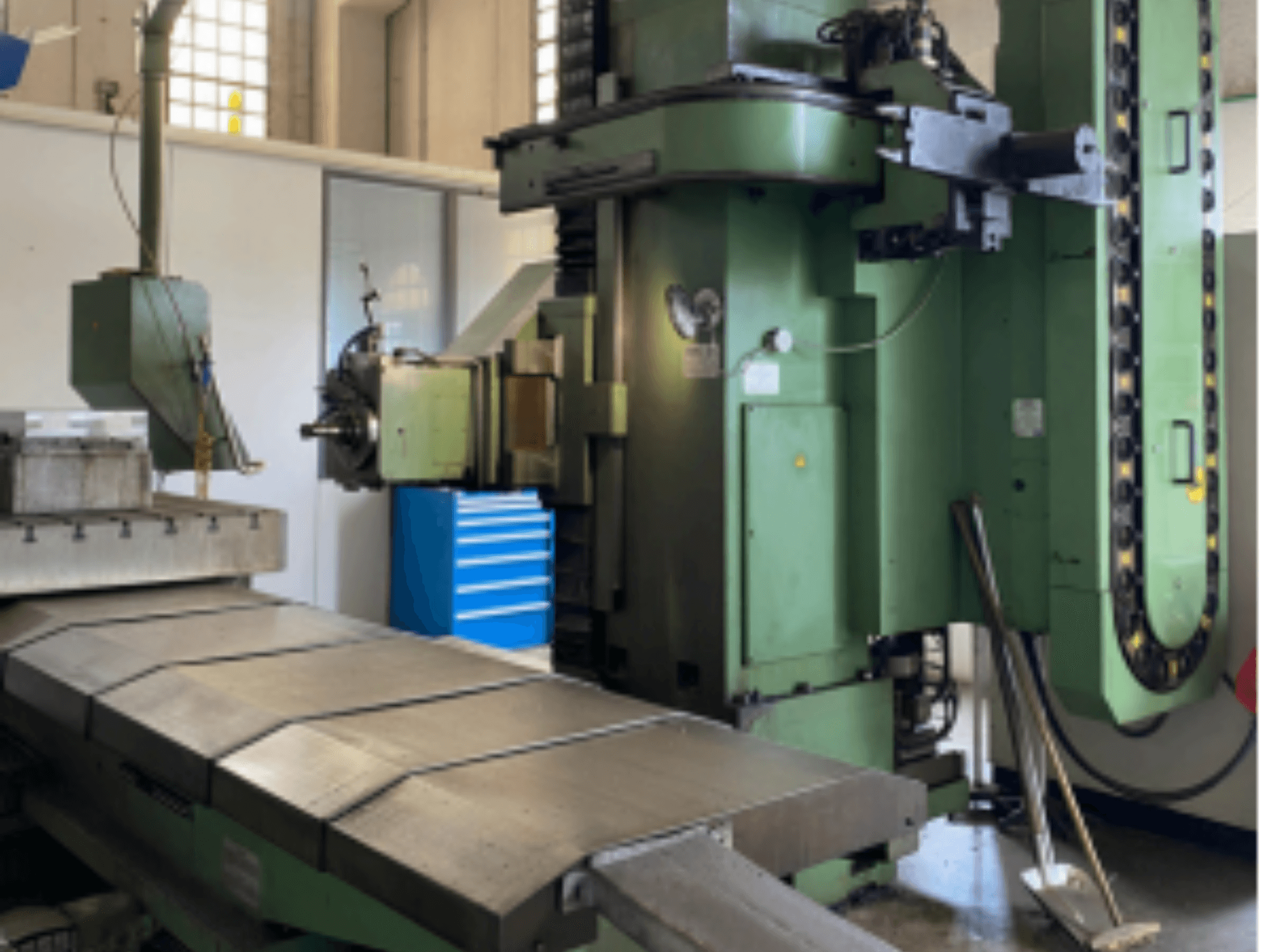 Vorderansicht der Bettfräsmaschine DEBER BTM 5A mit großem Metalltisch und grün lackiertem Bedienfeld.
