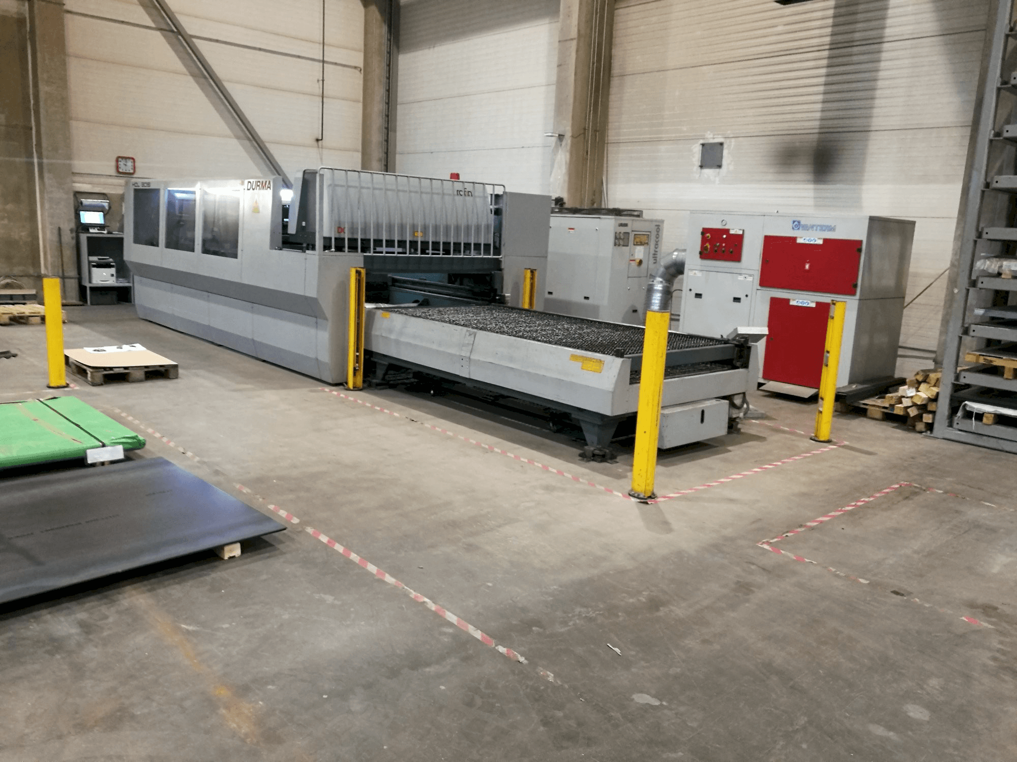 Frontansicht der Durma HDL 3015 Maschine