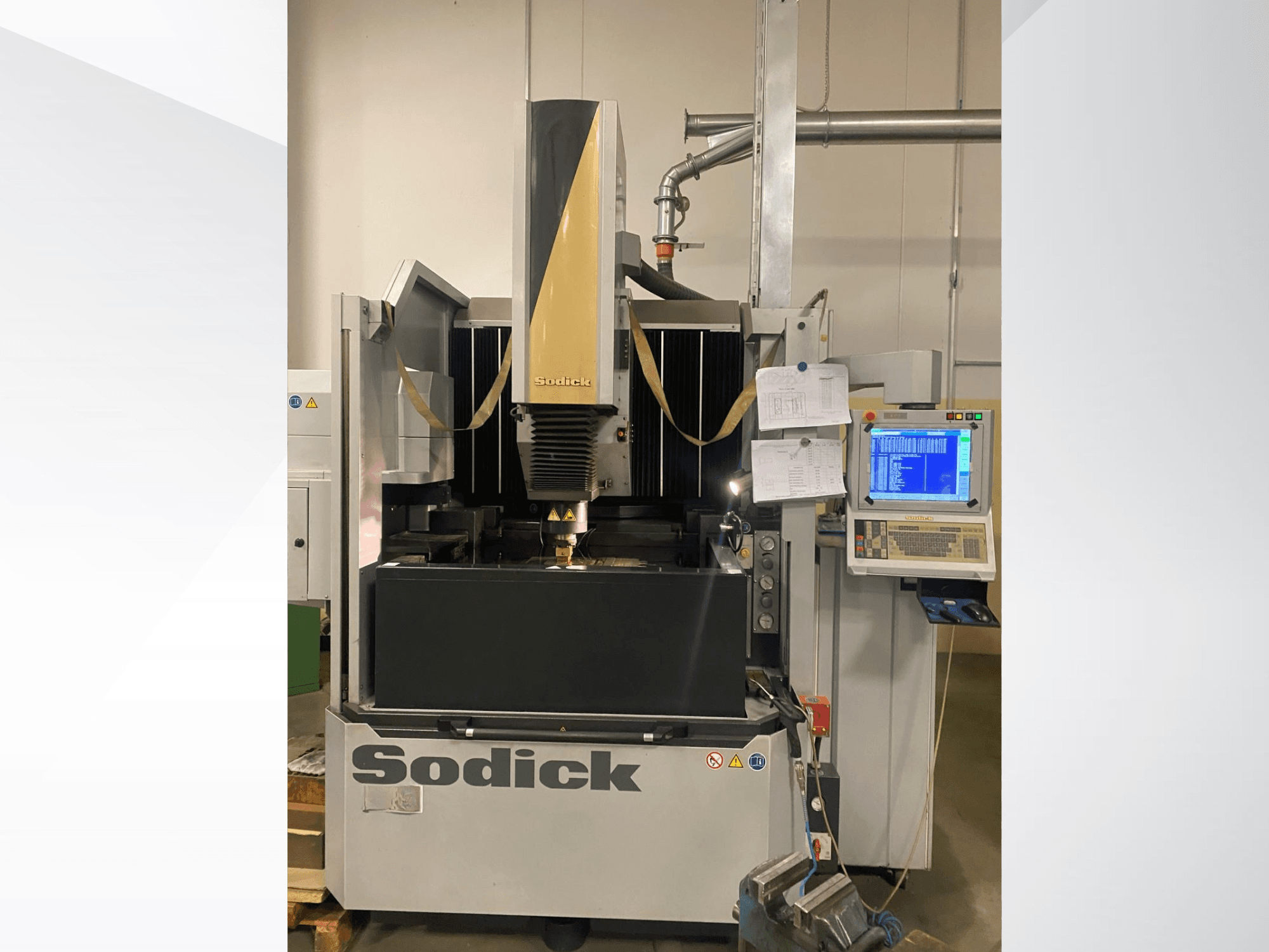 Sodick-Erodiermaschine in der Vorderansicht, mit Bedienfeld, Arbeitstisch und Überkopf-Schneidkopf.