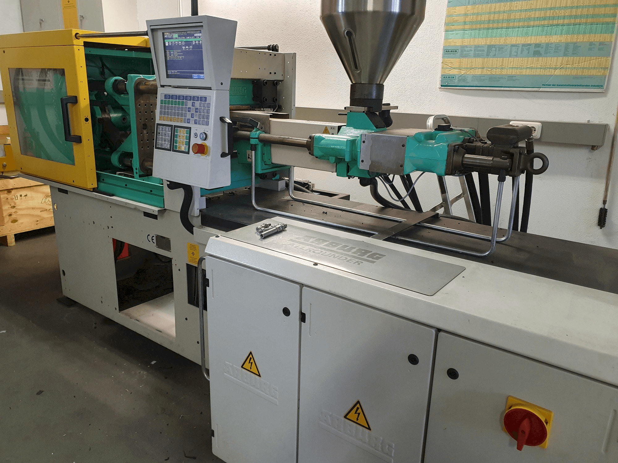 Frontansicht der Arburg Allrounder 320 KS 700-100 Maschine