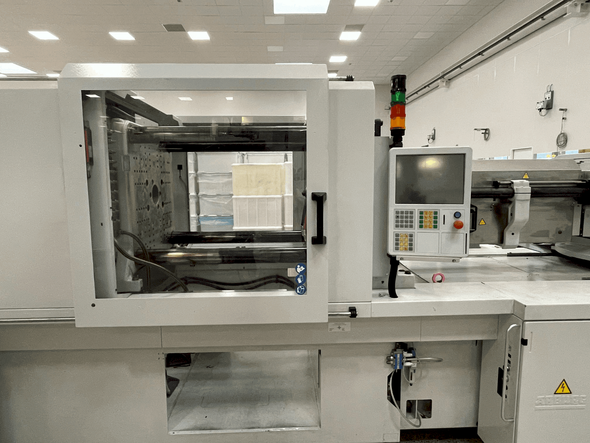 Front view of Arburg Allrounder 570 H 2000-1300 machine