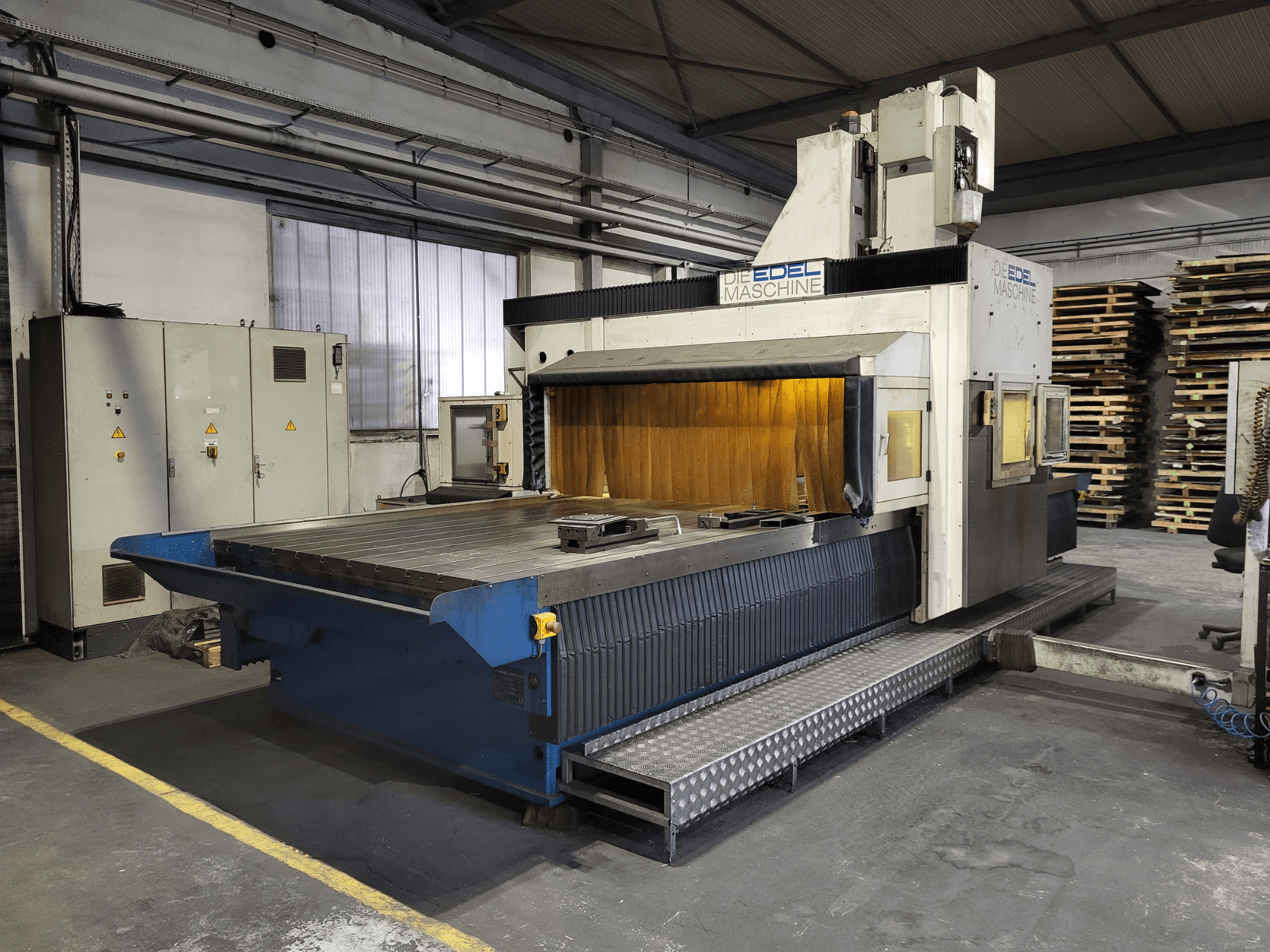 Portalfräsmaschine EDEL Koordimatic XL 4020, Vorderansicht, zeigt großen Arbeitstisch und Steuereinheit in industrieller Umgebung.