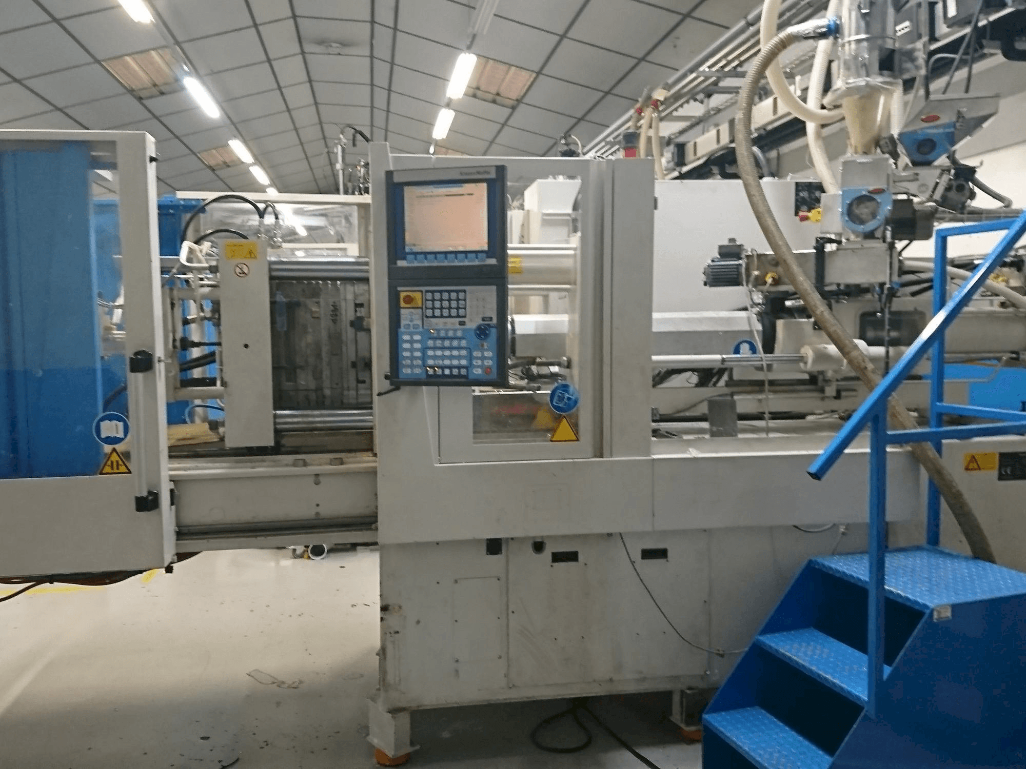 Frontansicht der Krauss Maffei 80-750 CX Maschine