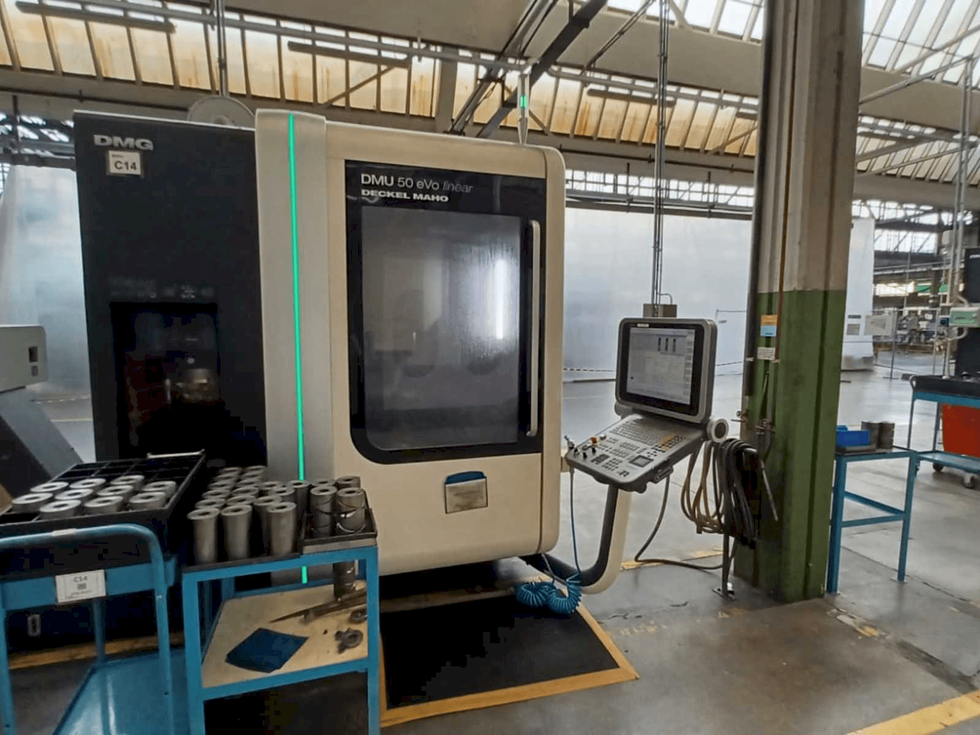 Frontansicht der DMG DMU 50 evo linear Maschine