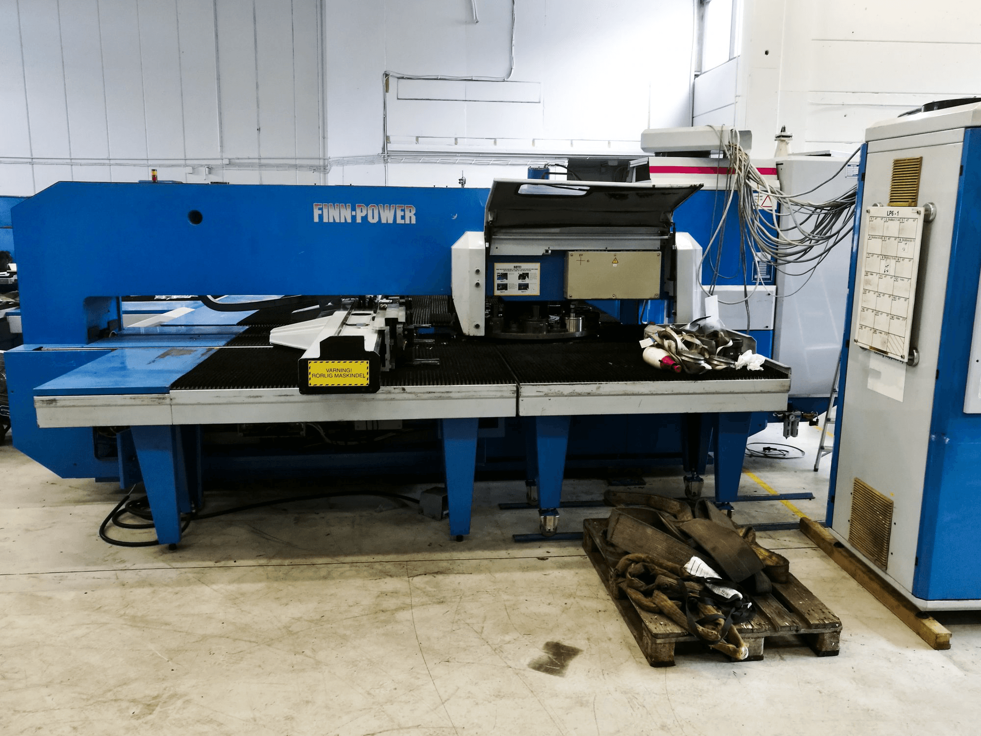 Frontansicht der Finn-Power LP6 SB Maschine