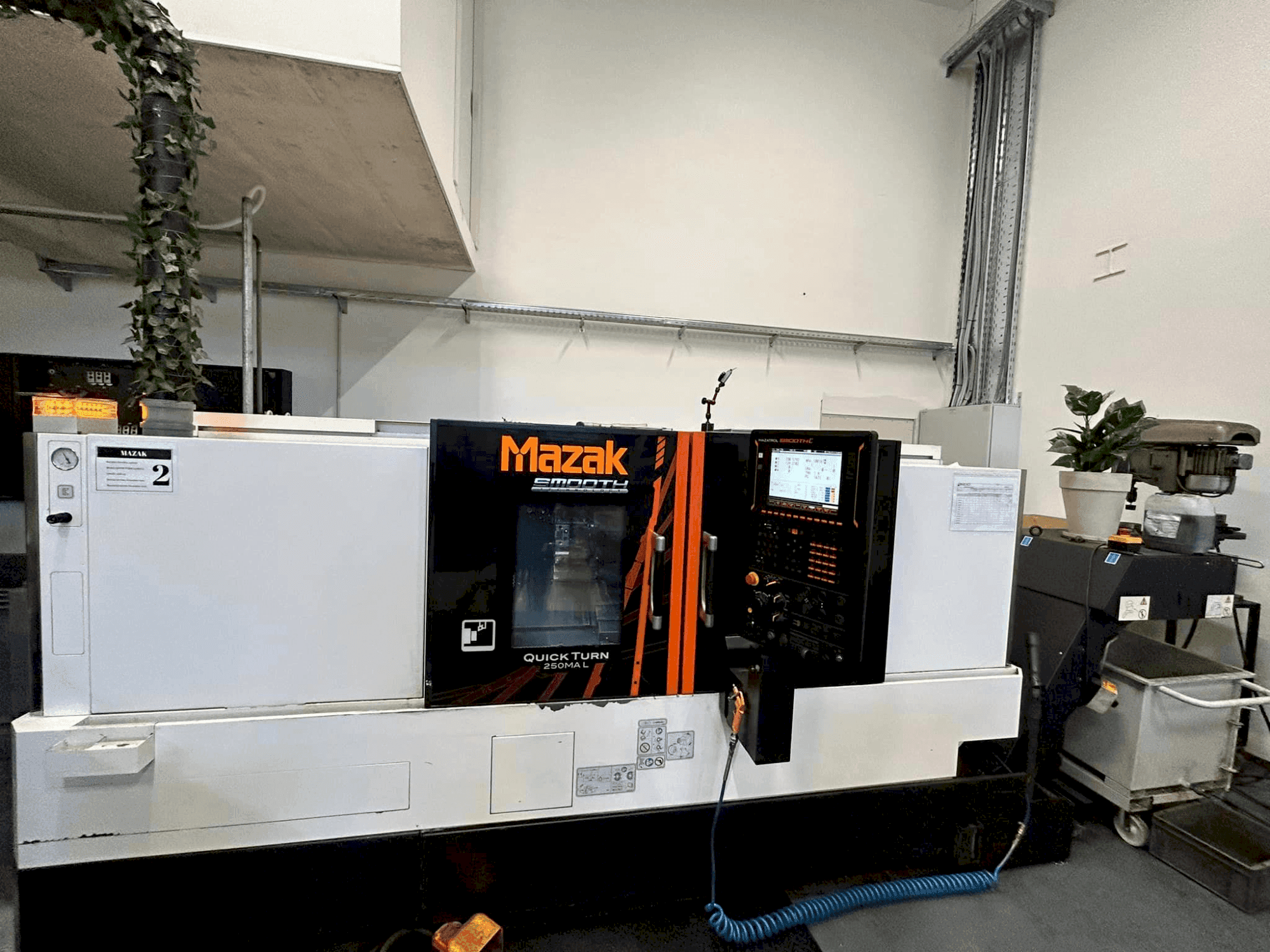 Frontansicht der Mazak QuickTurn 250MA L Maschine