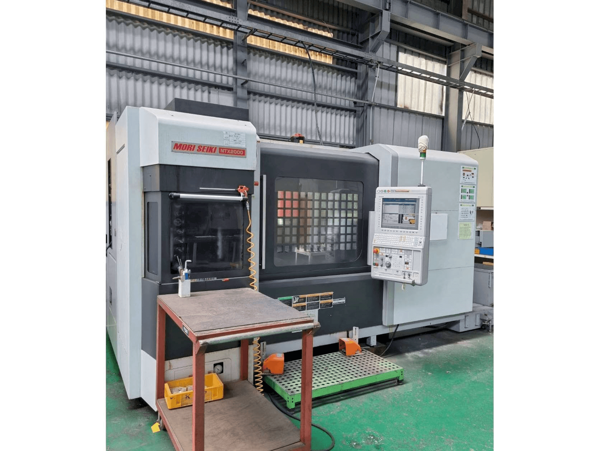 Frontansicht der DMG Mori Seiki NTX2000/1500S Maschine