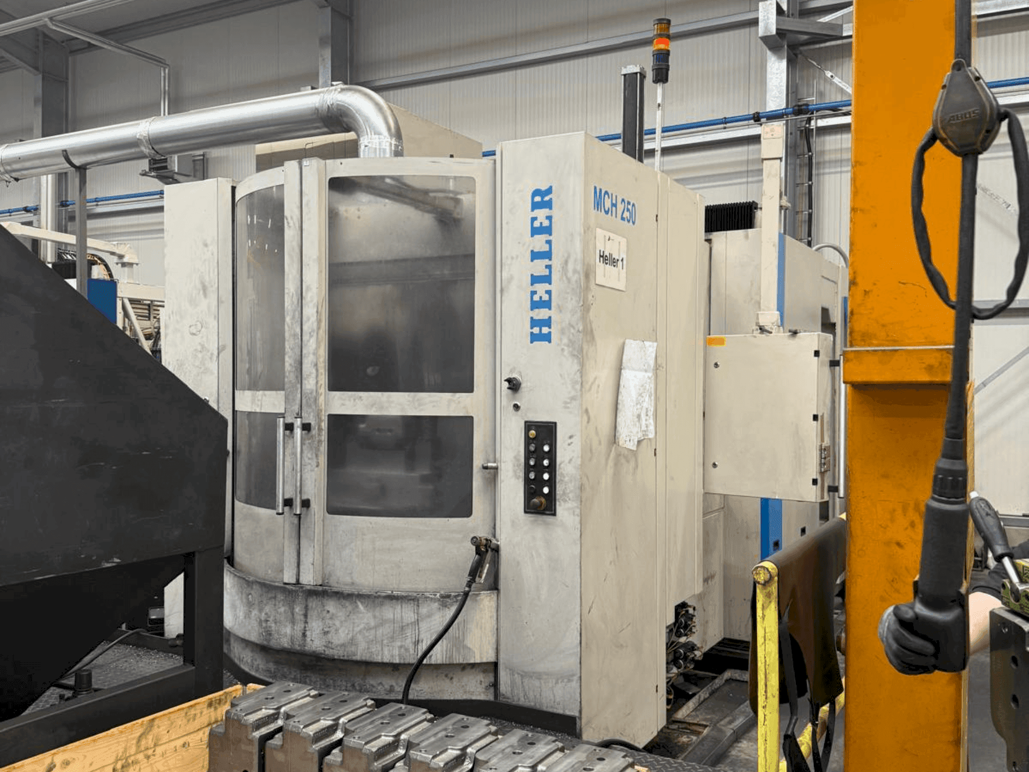 Frontansicht der HELLER MCH 250 Maschine