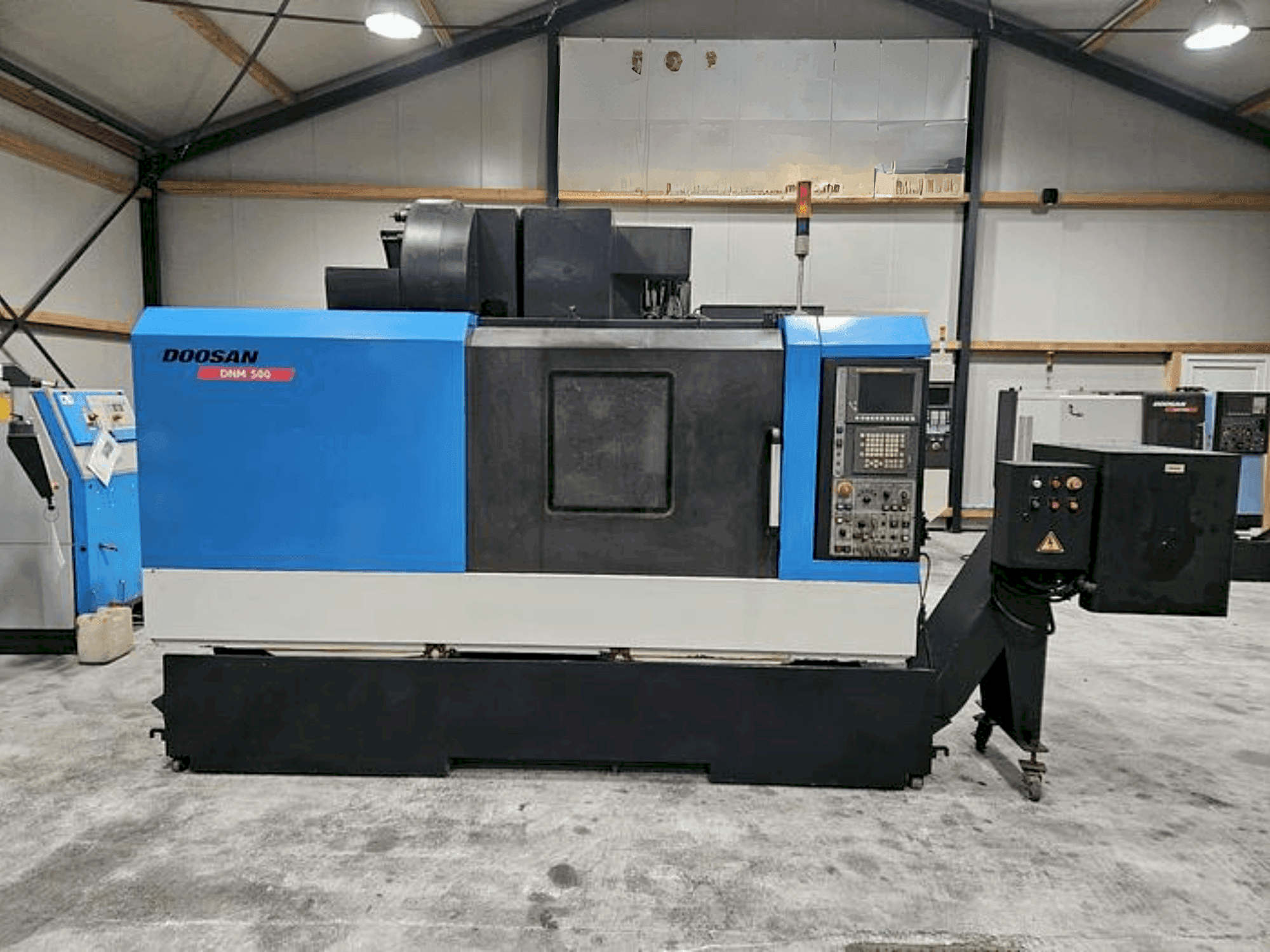 Frontansicht der DOOSAN DNM 500 Maschine