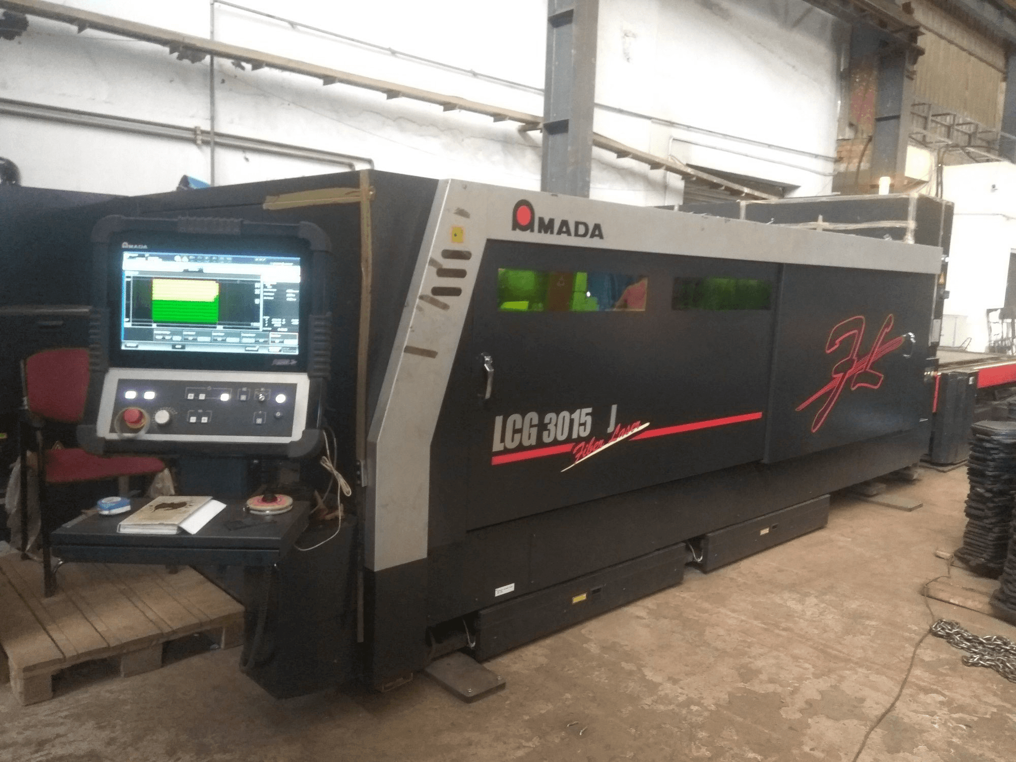 Frontansicht der AMADA LCG3015AJ Maschine