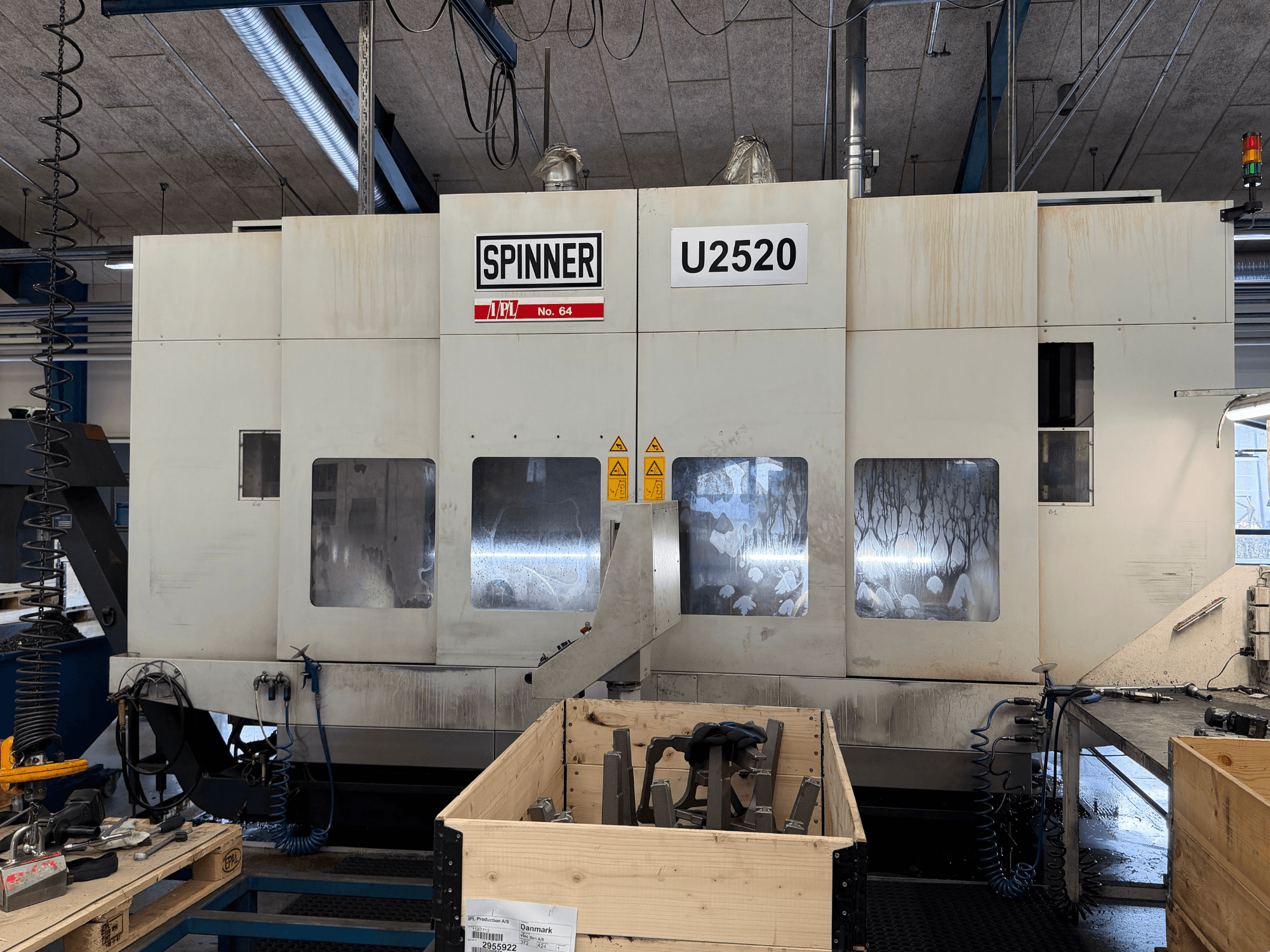 Vertikales Bearbeitungszentrum SPINNER U5-2520 in einer Werkstatt, Vorderansicht, zeigt Bedienfeld und Arbeitsbereich mit Werkzeugen.