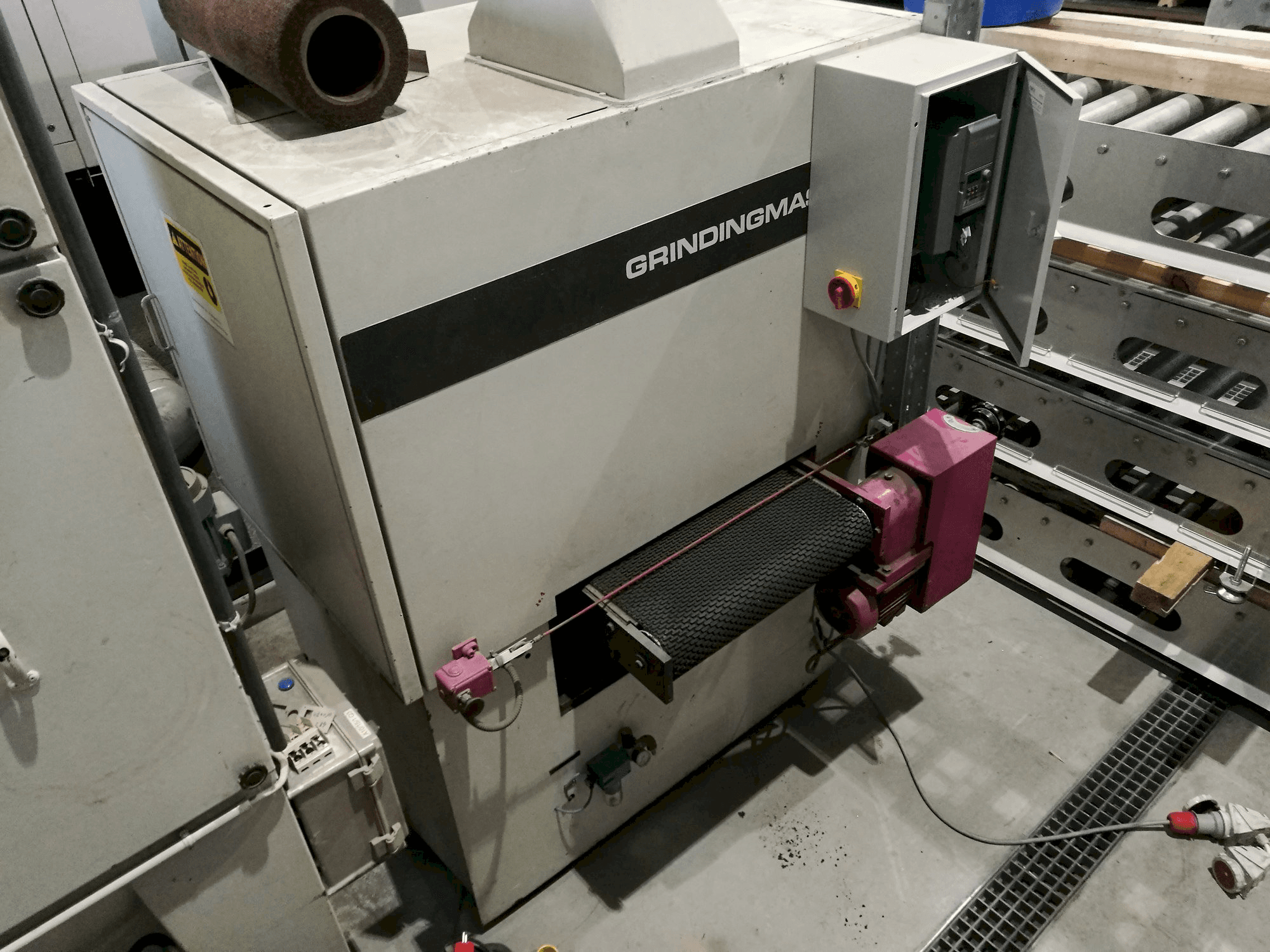 Linke Ansicht der GRINDINGMASTER MCSB2-600 Maschine
