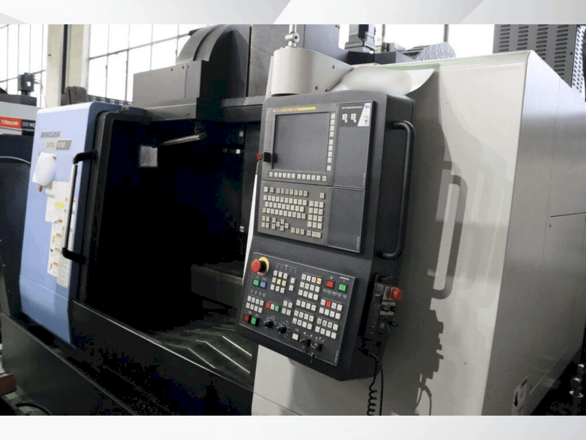 Frontansicht der DOOSAN DNM 6700 Maschine