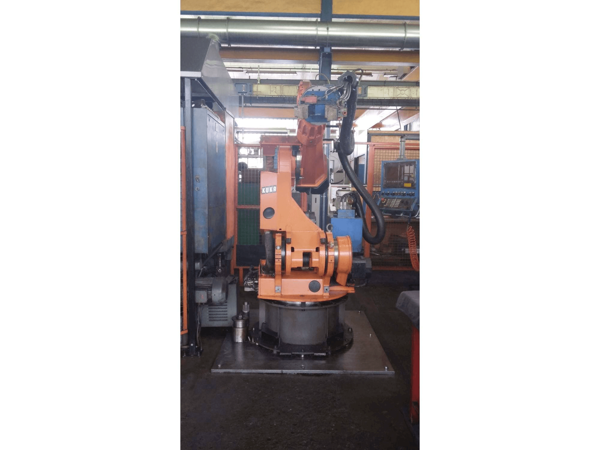 Frontansicht der KUKA IR 760/120.0 Maschine