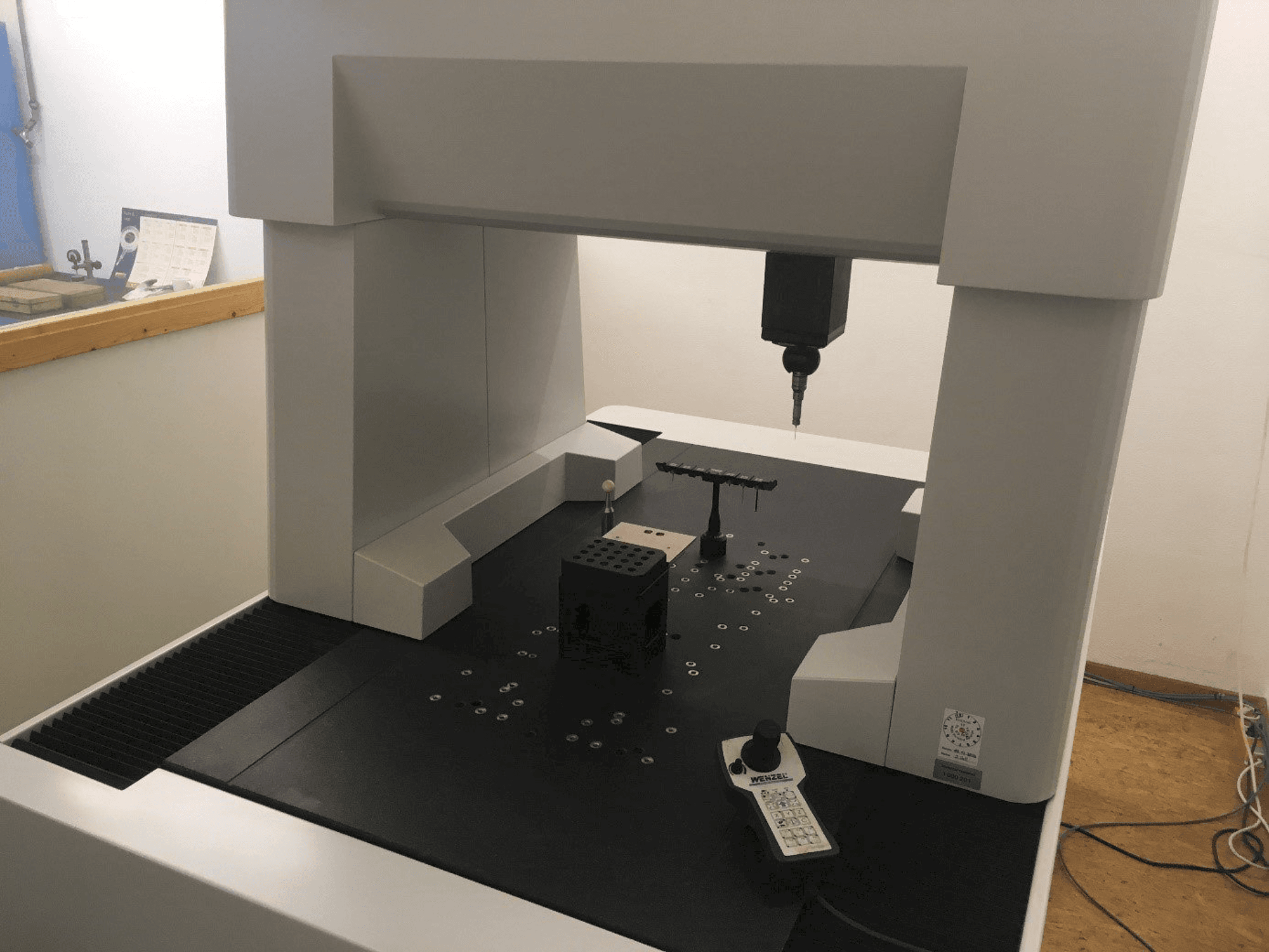 Frontansicht der EROWA PreSet Qi Maschine