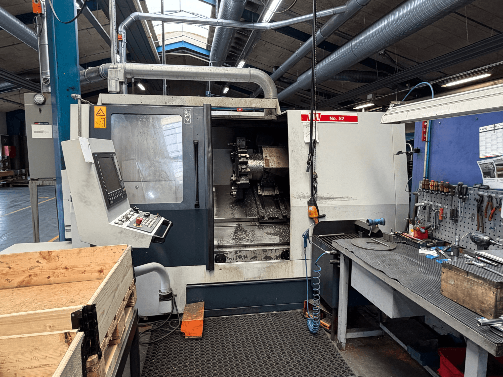 SPINNER TC800 110 SMCY Horizontal-Drehmaschine, von vorne gesehen, mit Bedienpult und angrenzendem Arbeitsbereich.