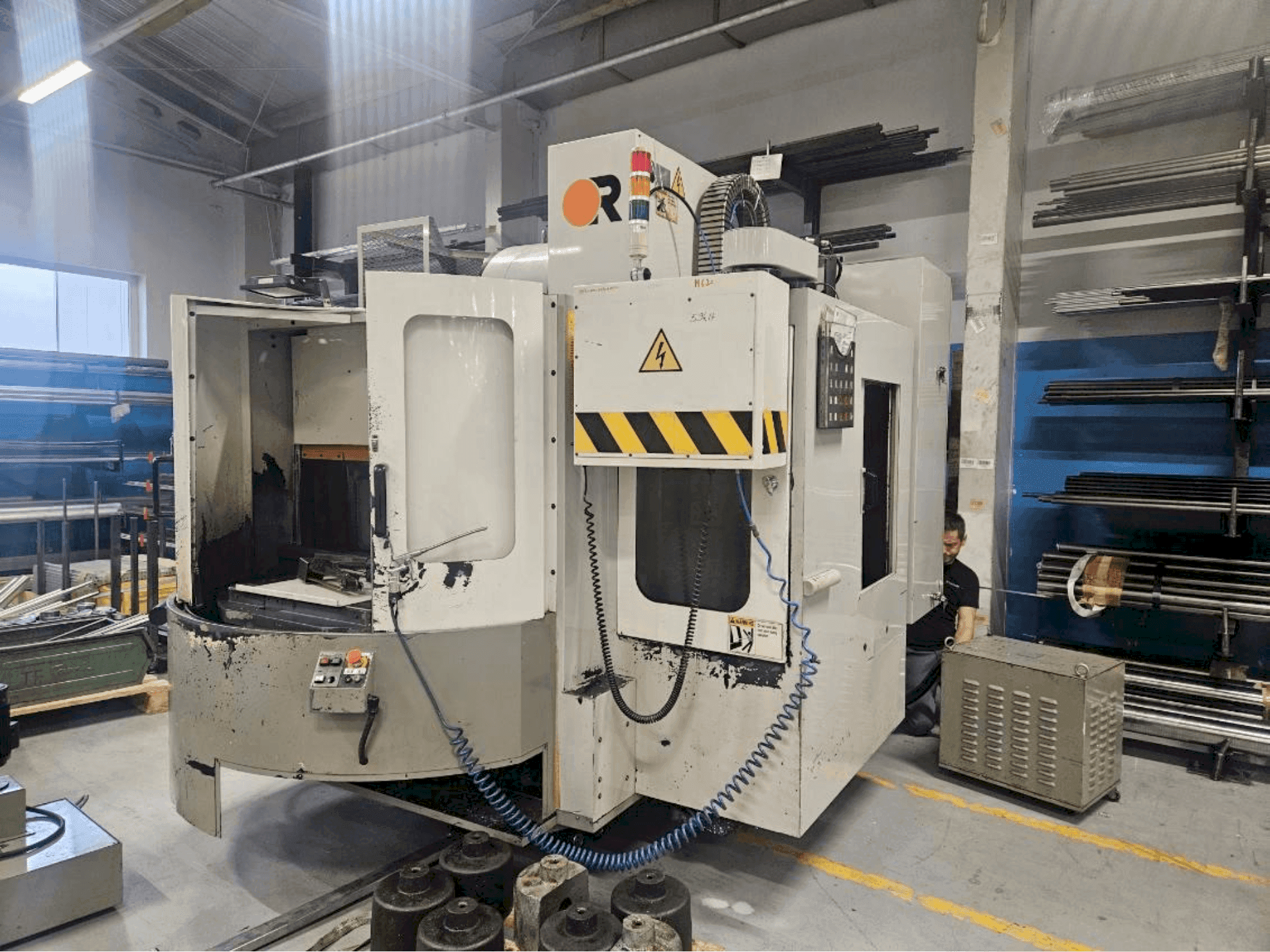 Front view of Victor Vcenter 70 - APC machine