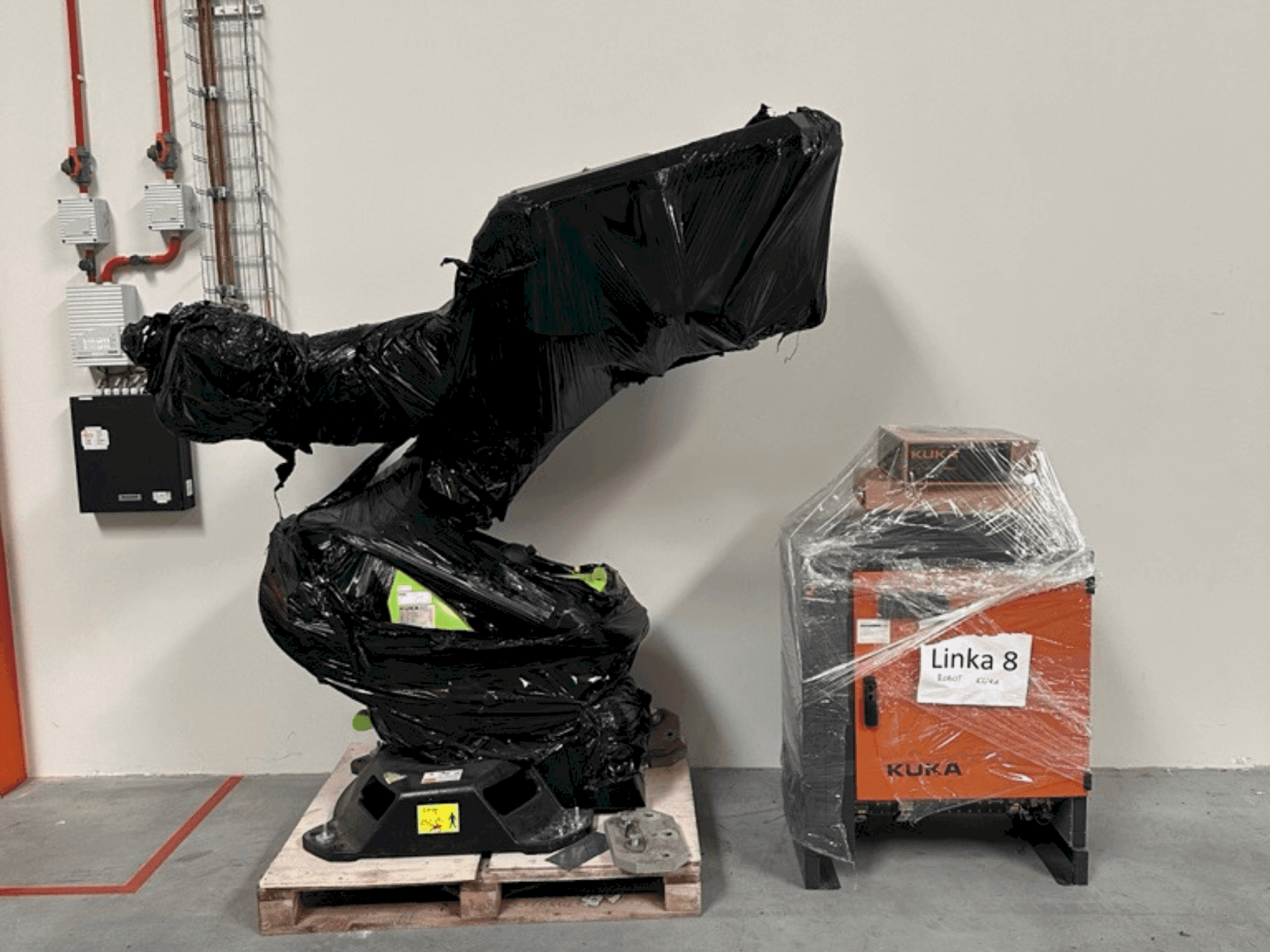 Front view of KUKA KR-90 R3100 machine