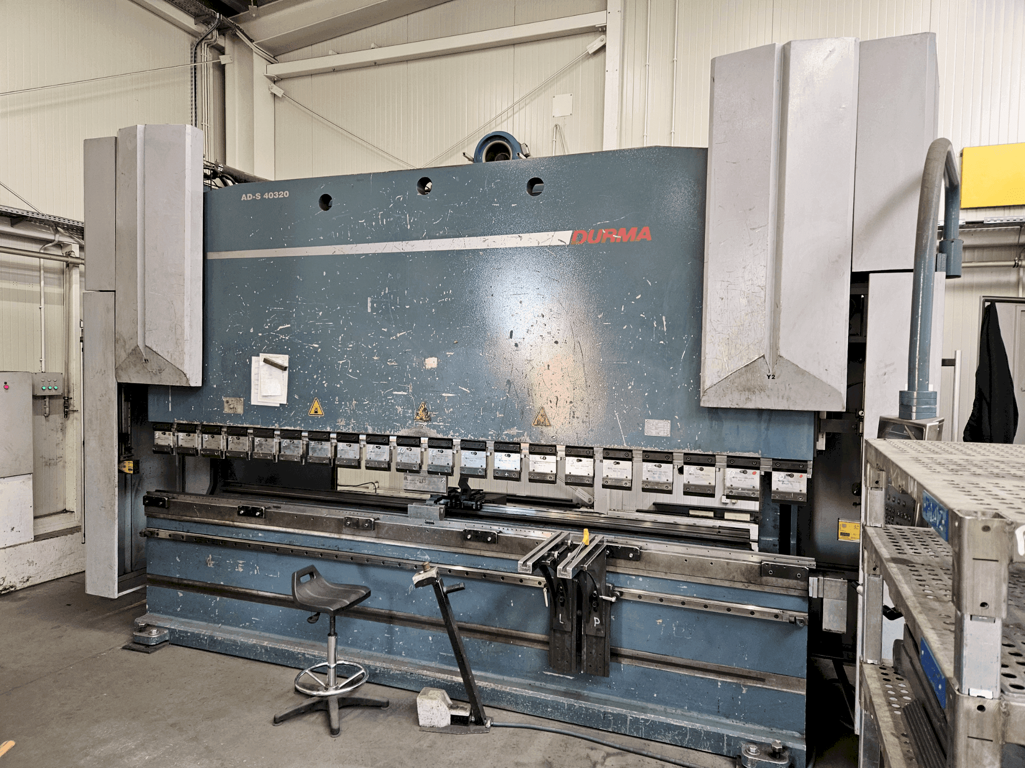 Frontansicht der Durma AD-S 40320 (2012) Maschine