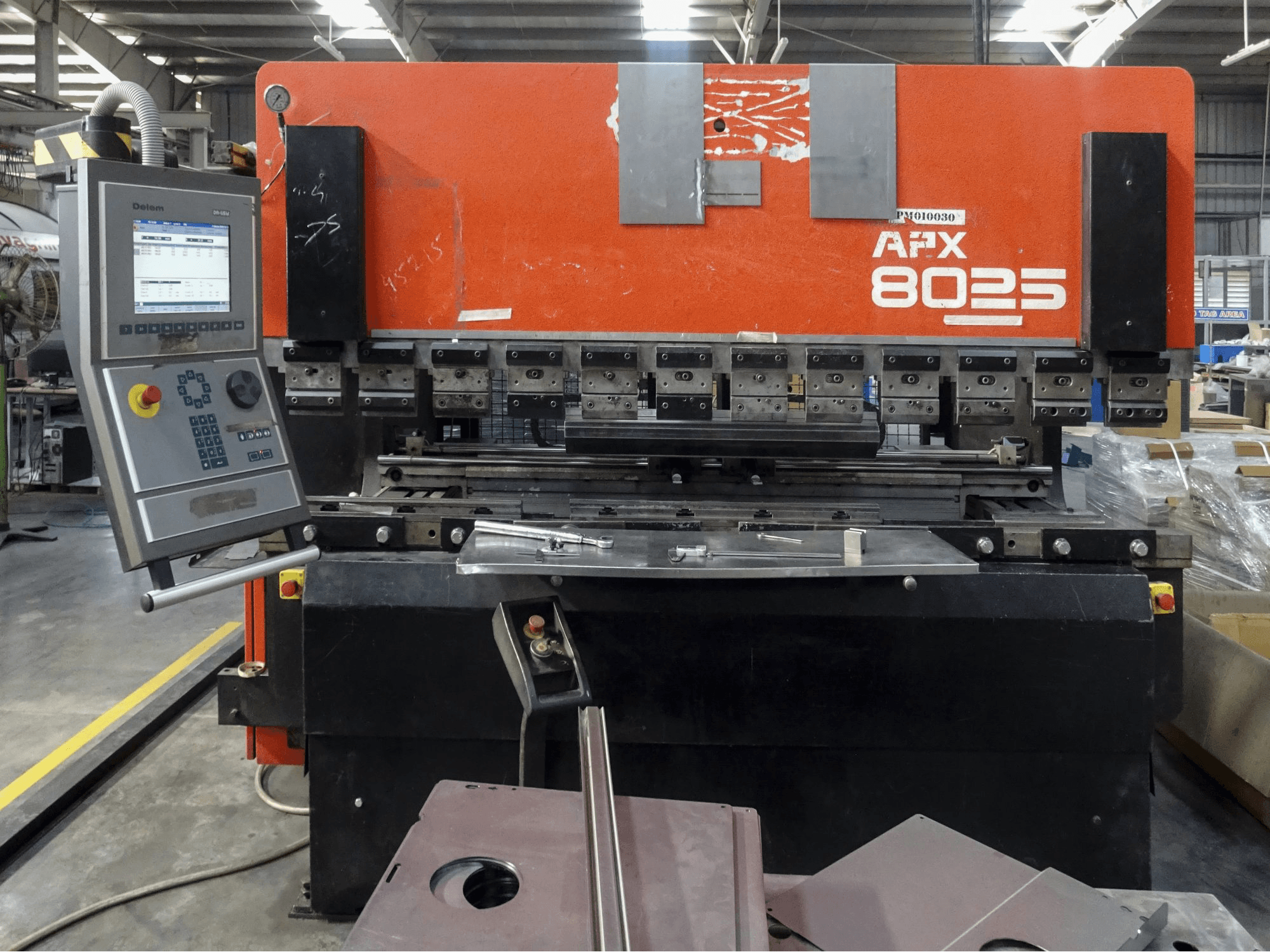 Vorderansicht der AMADA APX 8025 Maschine