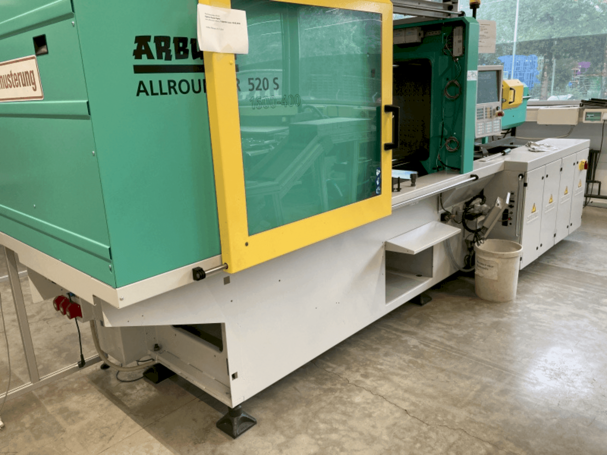 Frontansicht der Arburg Allrounder 520S-1600-400 Maschine