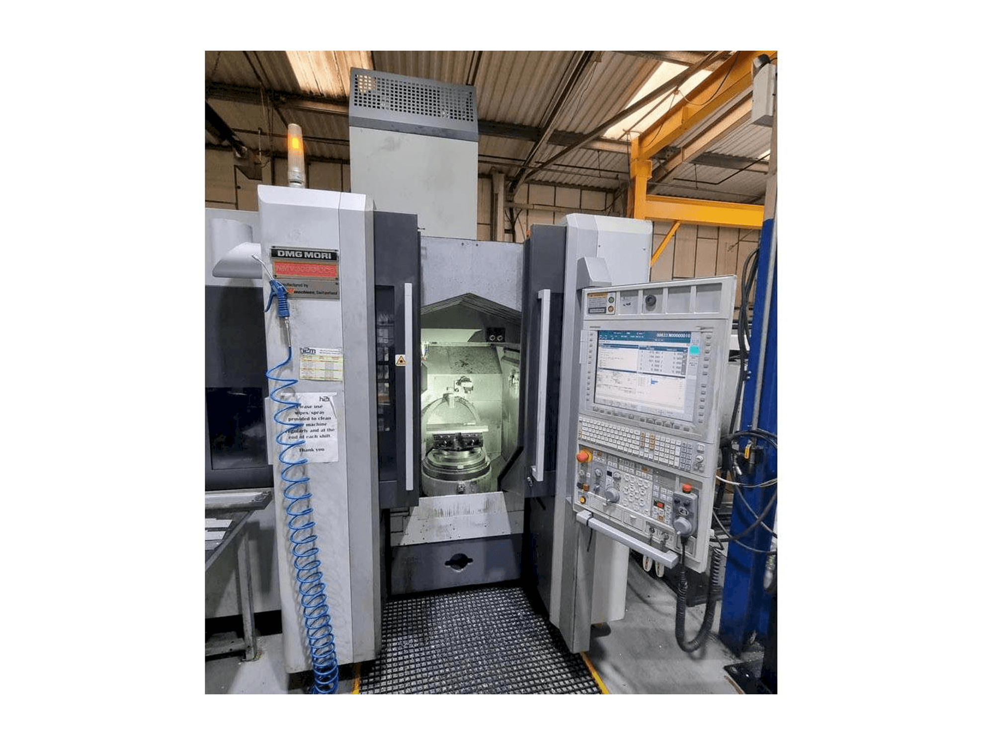Frontansicht der DMG MORI NMV3000 DCG Maschine
