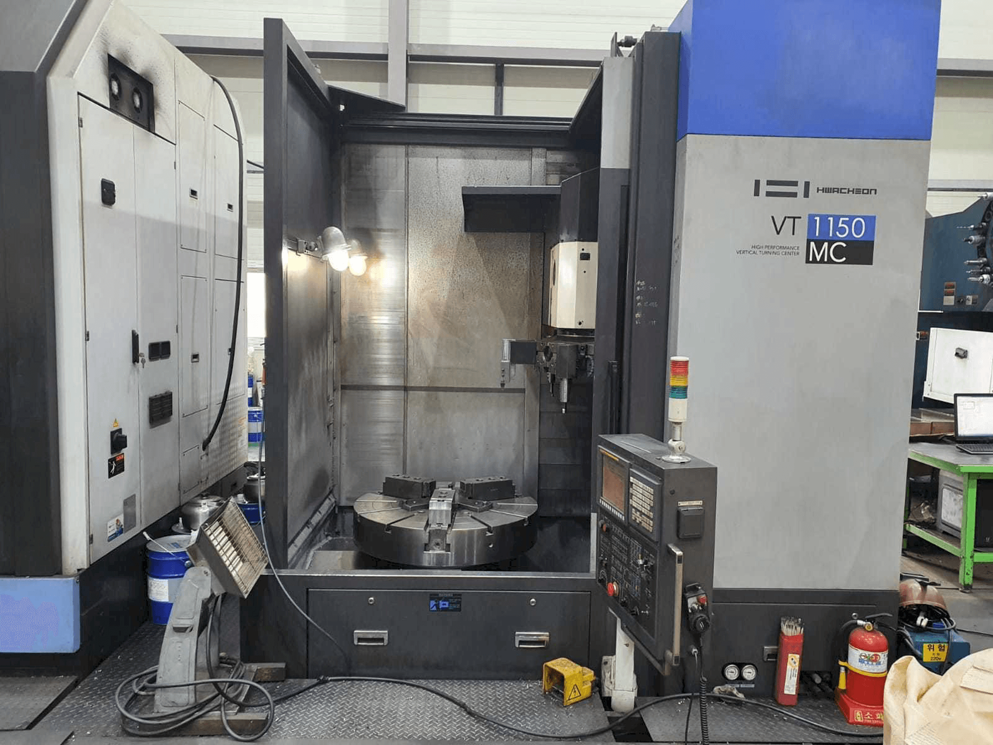 Frontansicht der HWACHEON VT 1150 MC Maschine