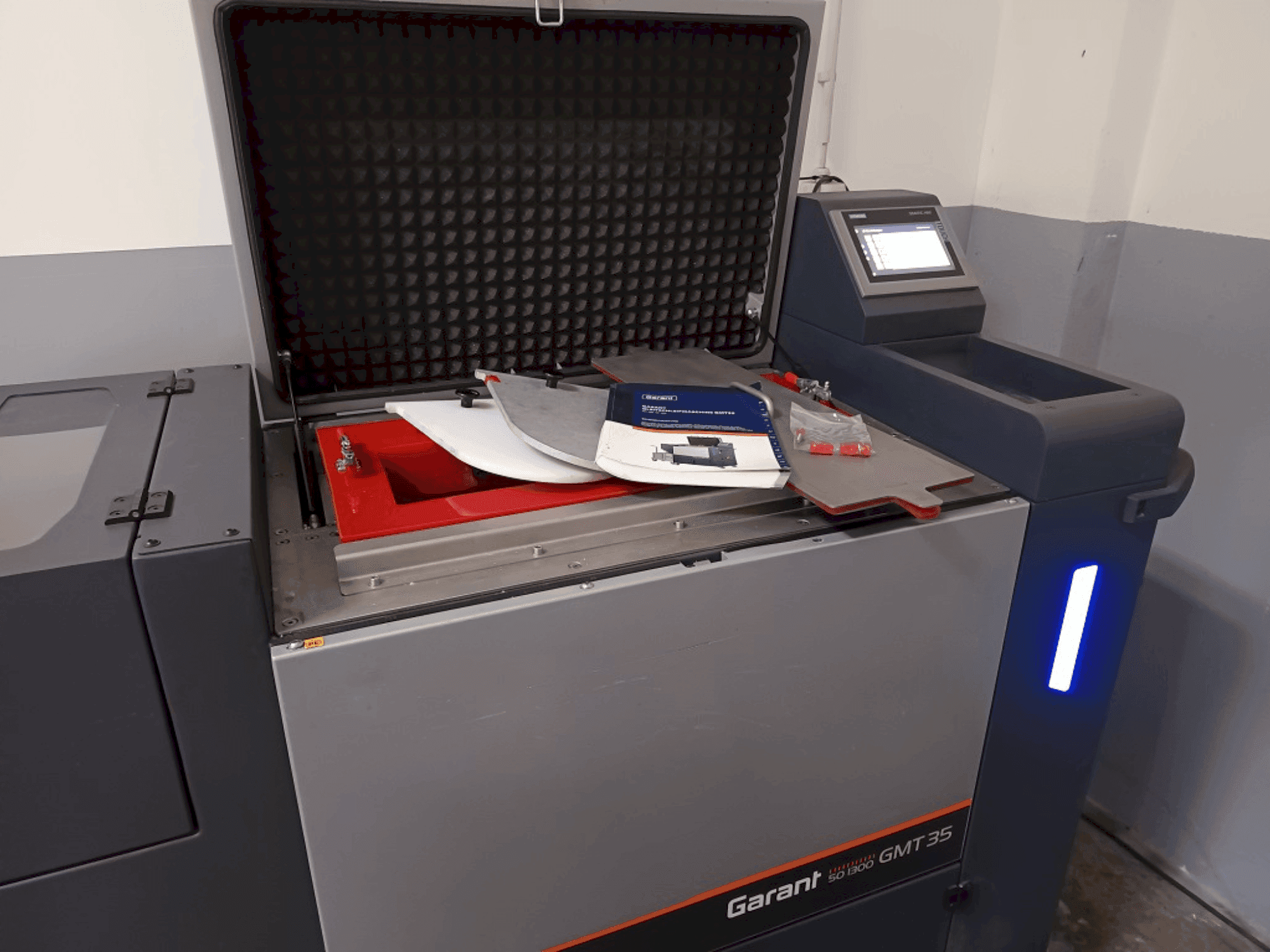 Frontansicht der HOFMANN GMT 35 Maschine