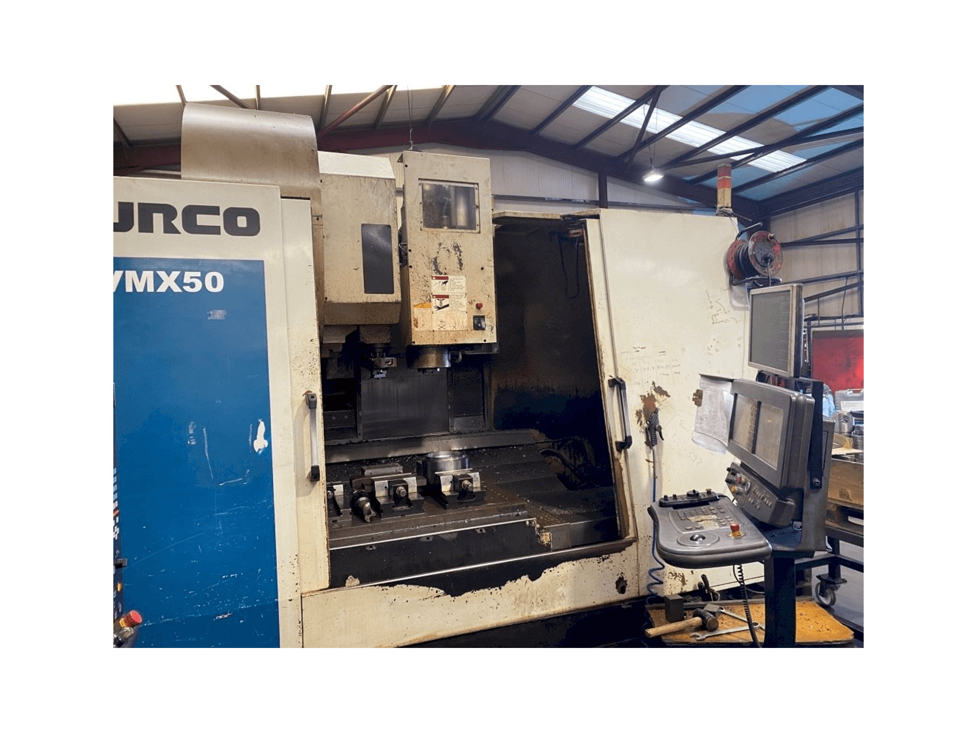 Frontansicht der Hurco VMX 50/50T Maschine